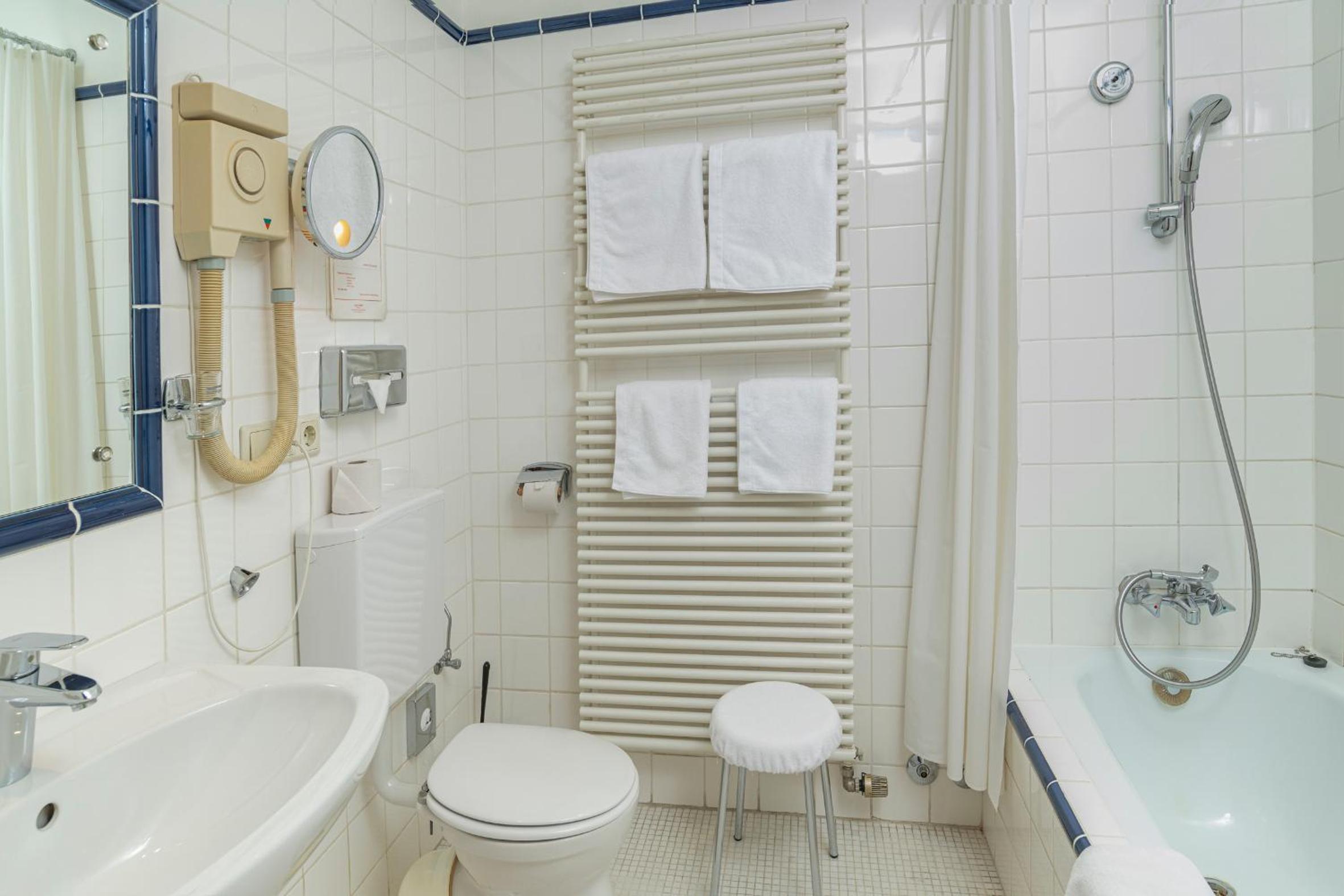 Standard Double or Twin Room - Photo 6