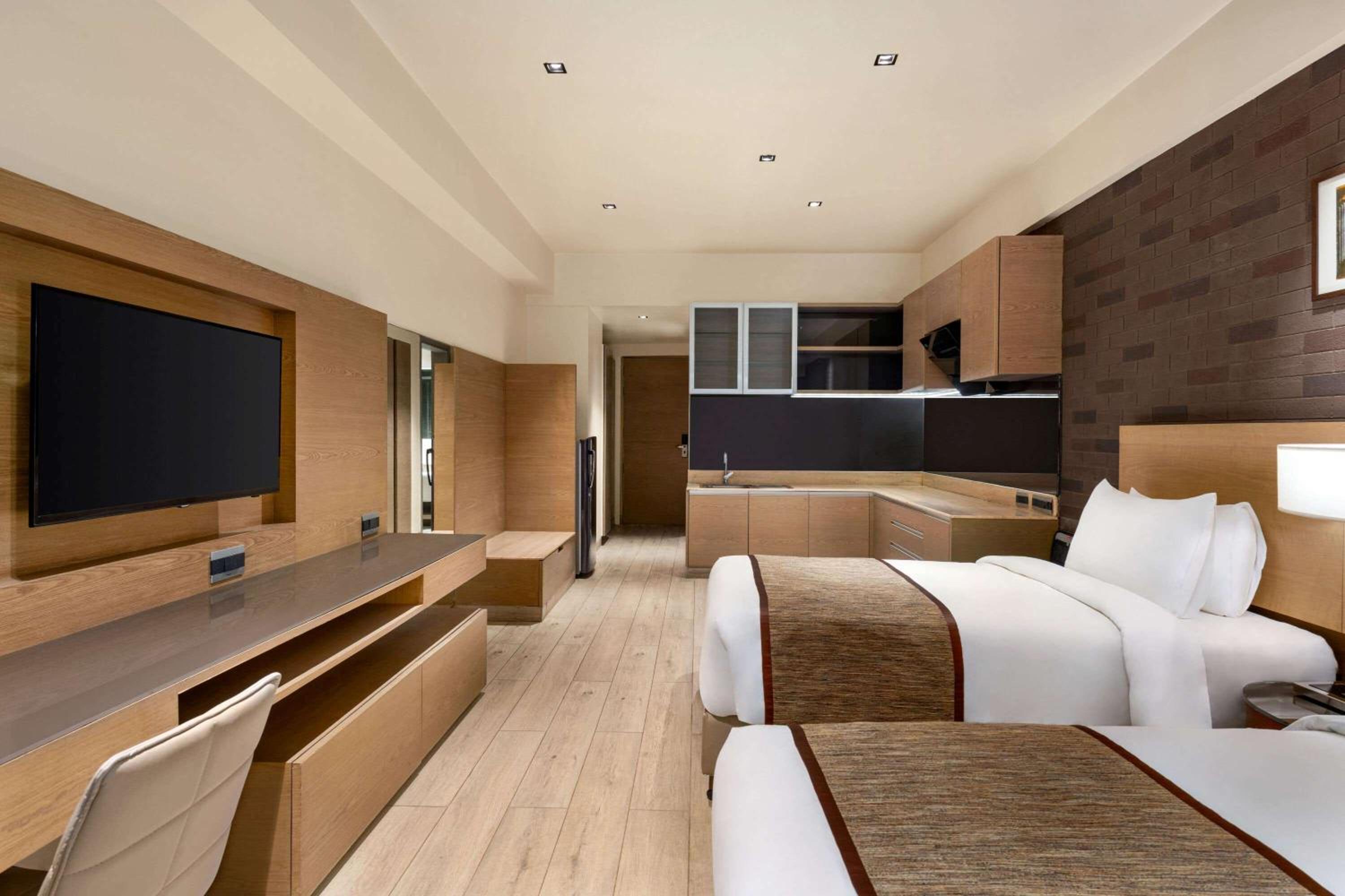 Deluxe Room with One Twin Bed - City or Garden View - Non-Smoking - 15% Discount on Food & Beverages - Photo 1