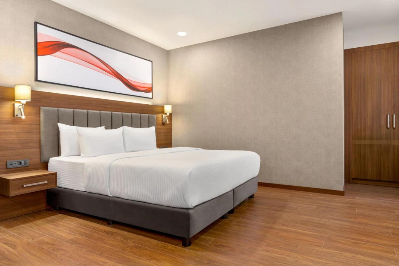 1 King Bed, Mobility Accessible Room, City View, Non Smoking