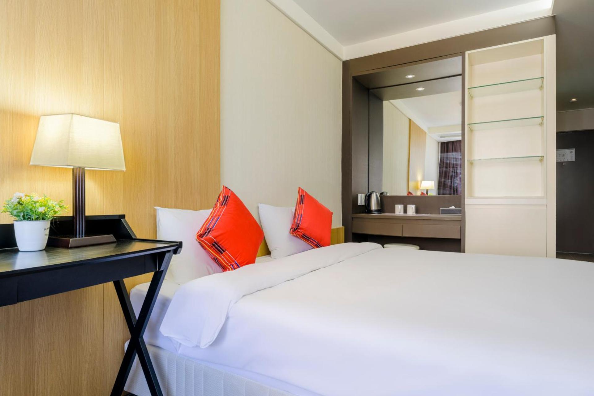 Deluxe Double Room with City View - Photo 4