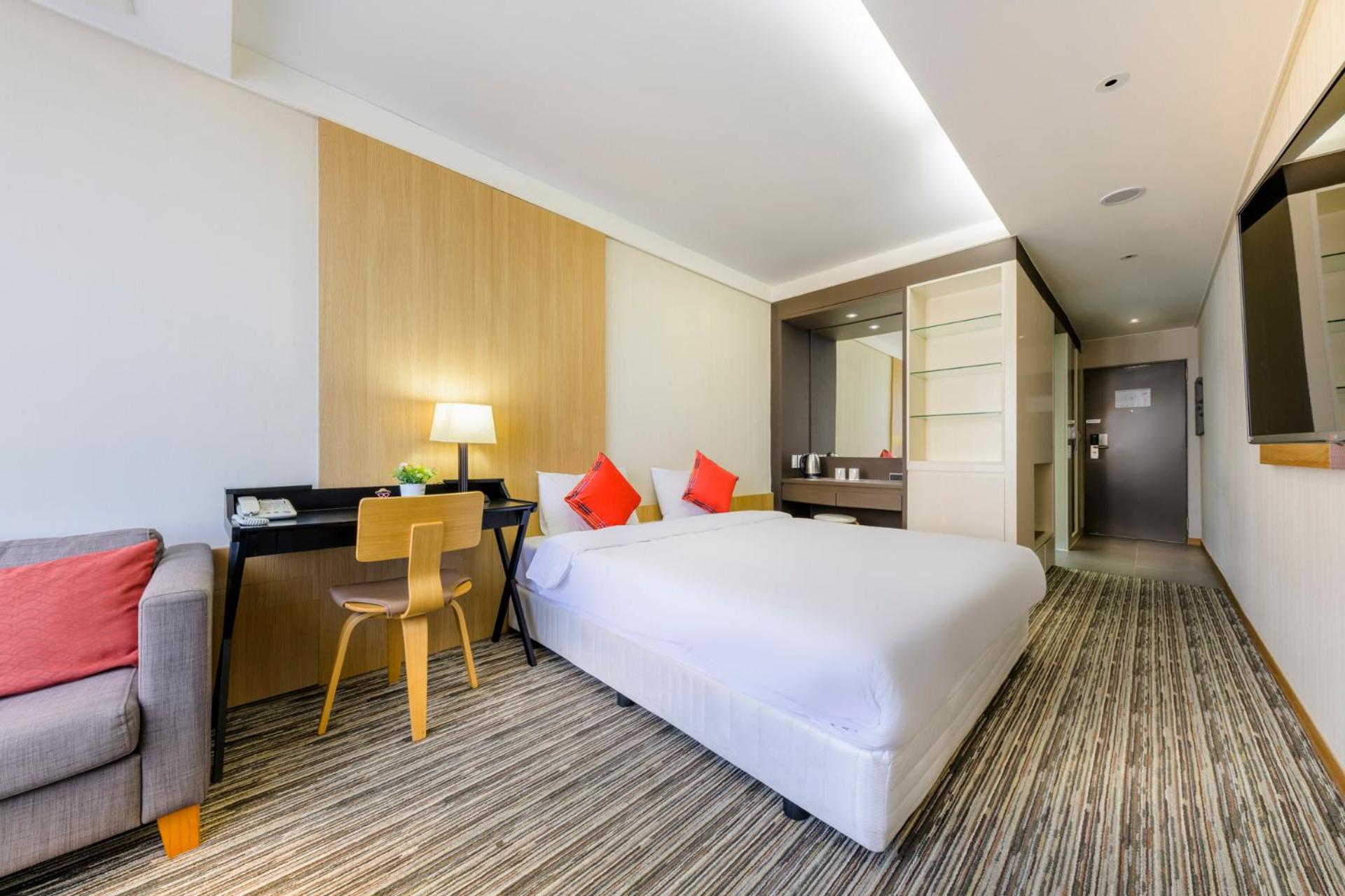 Deluxe Double Room with City View - Photo 3