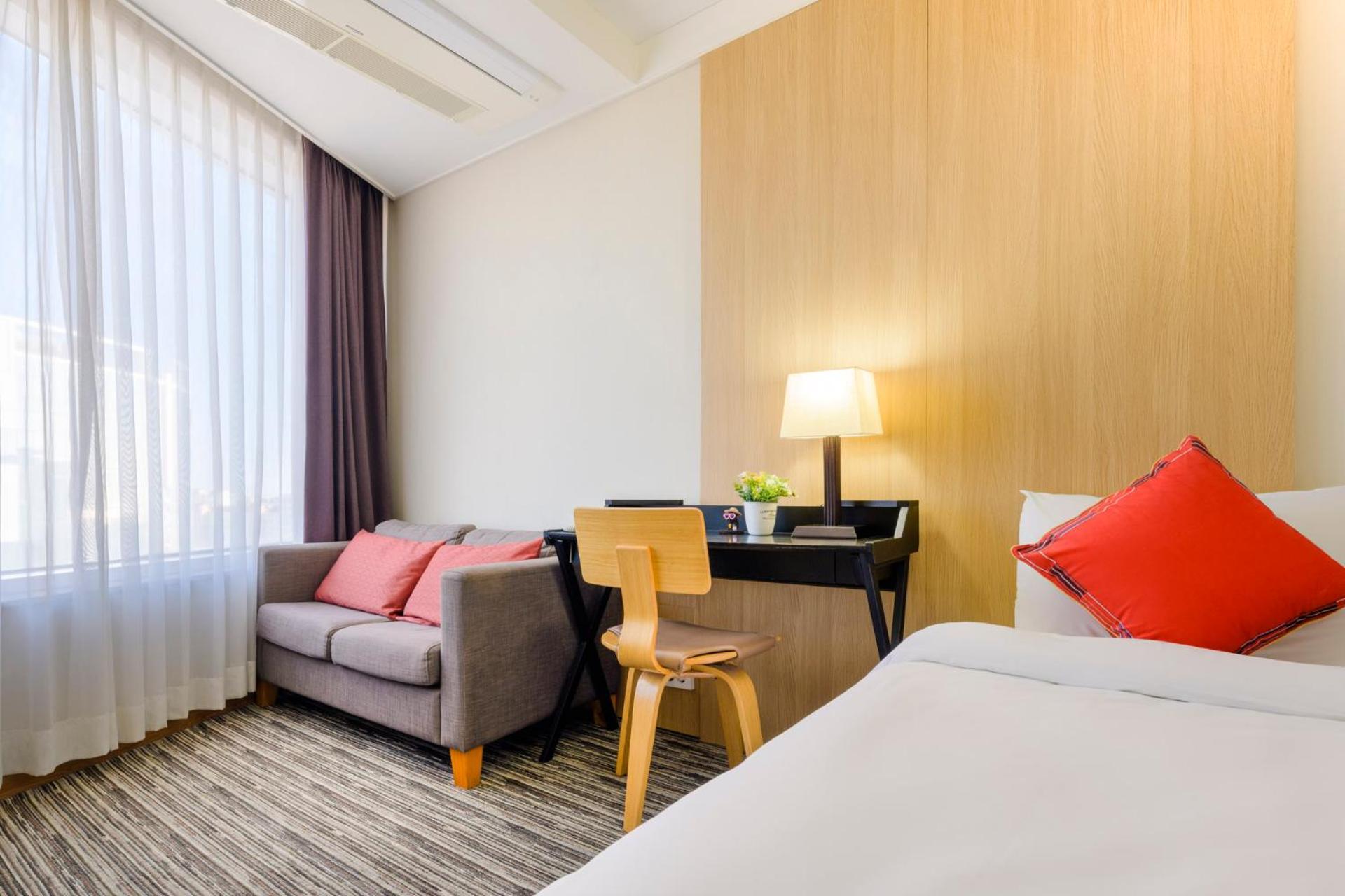 Deluxe Double Room with City View - Photo 2