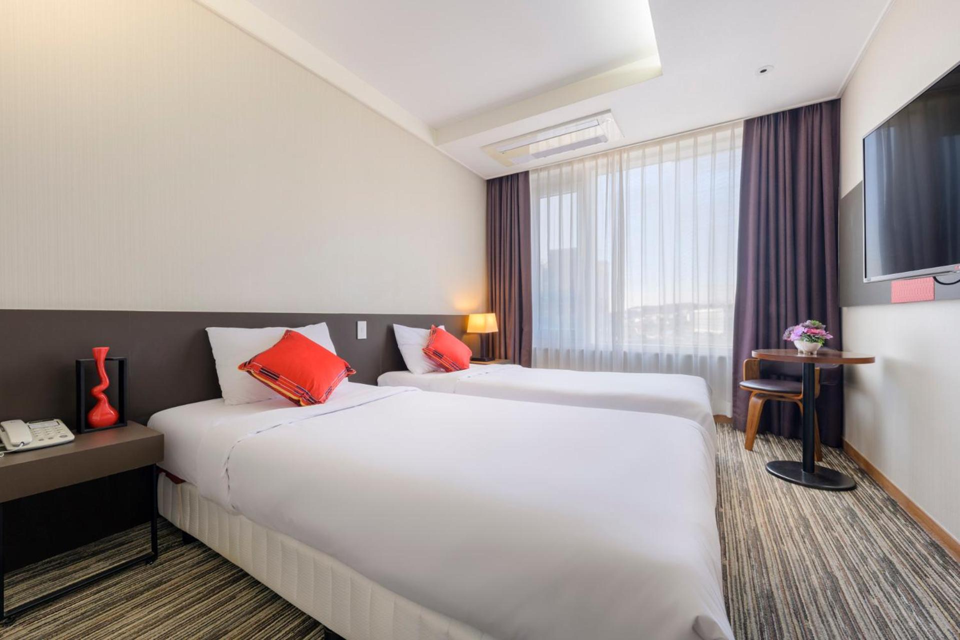 Deluxe Twin Room with City View - Photo 4