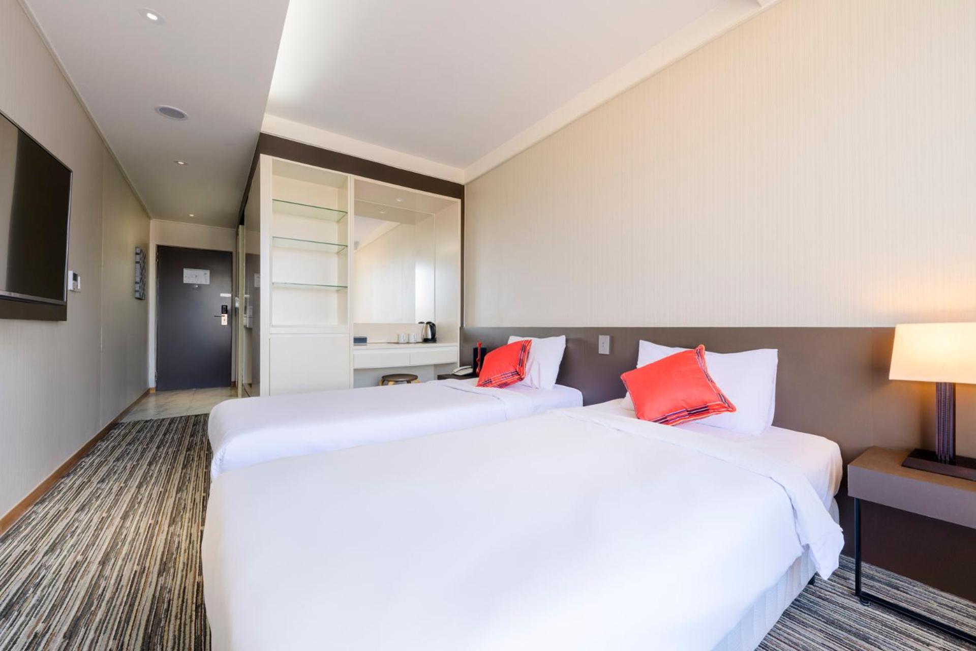 Deluxe Twin Room with City View - Photo 1