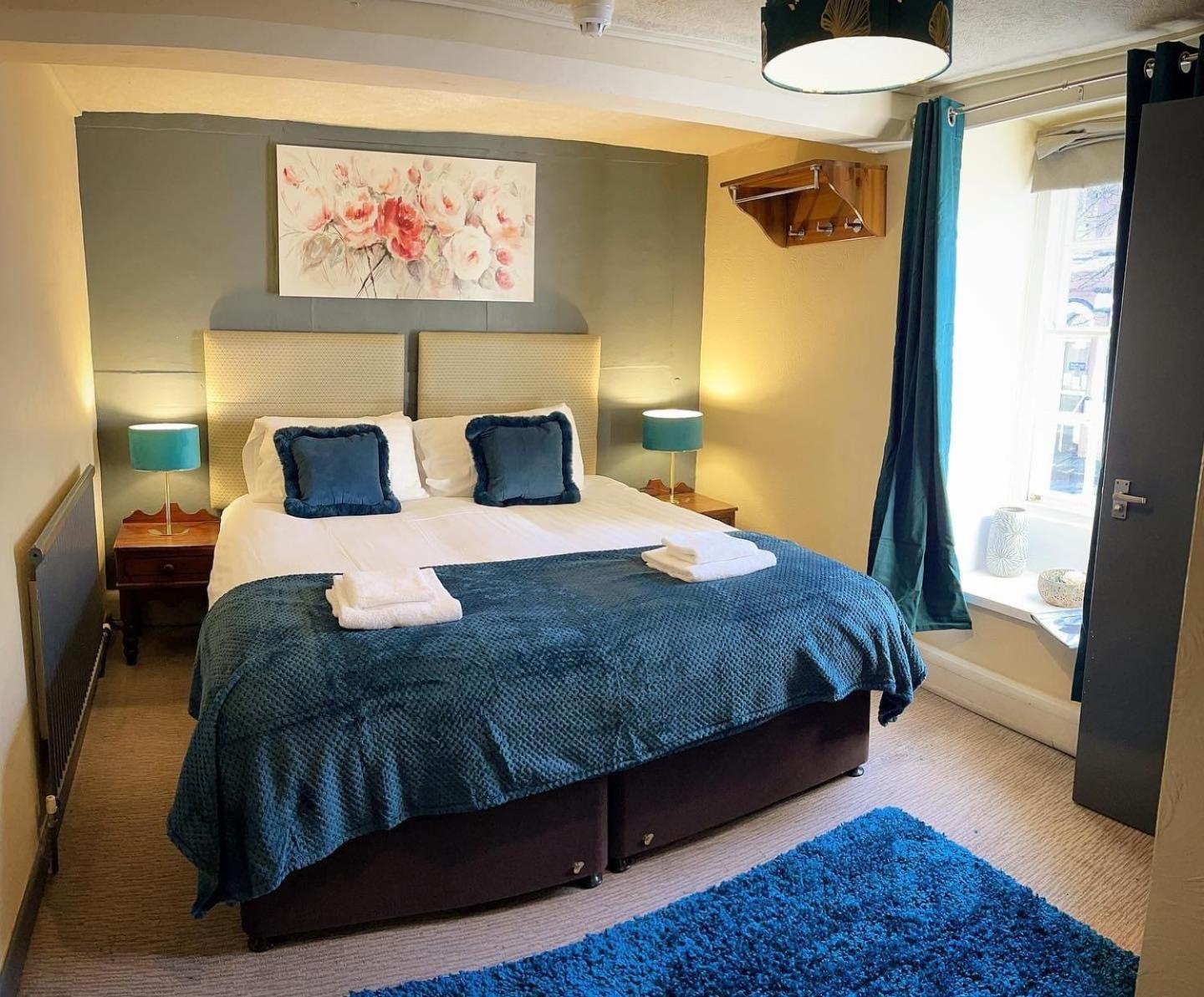 Standard Double Room with Private Bathroom - Photo 8