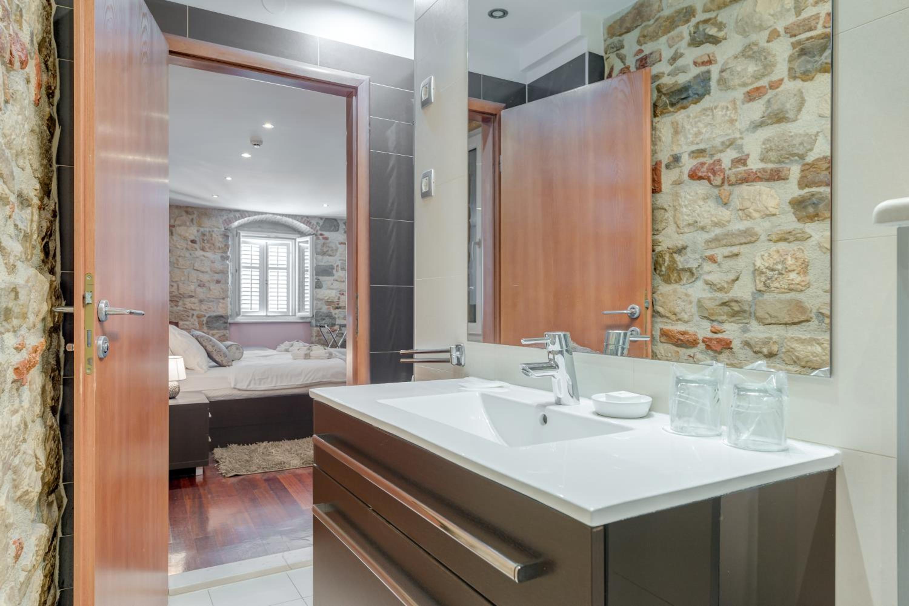 Deluxe Double Room with City View photo 2