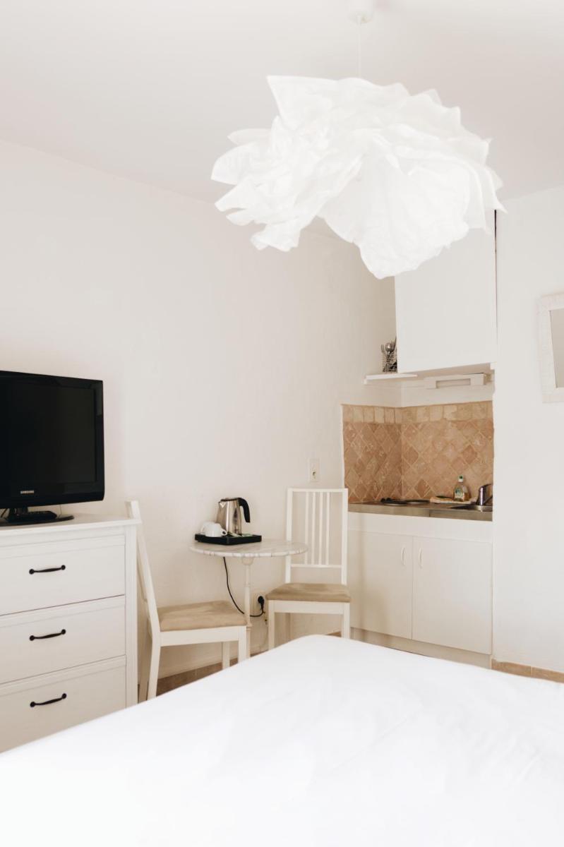 Standard Double Room - Photo 21