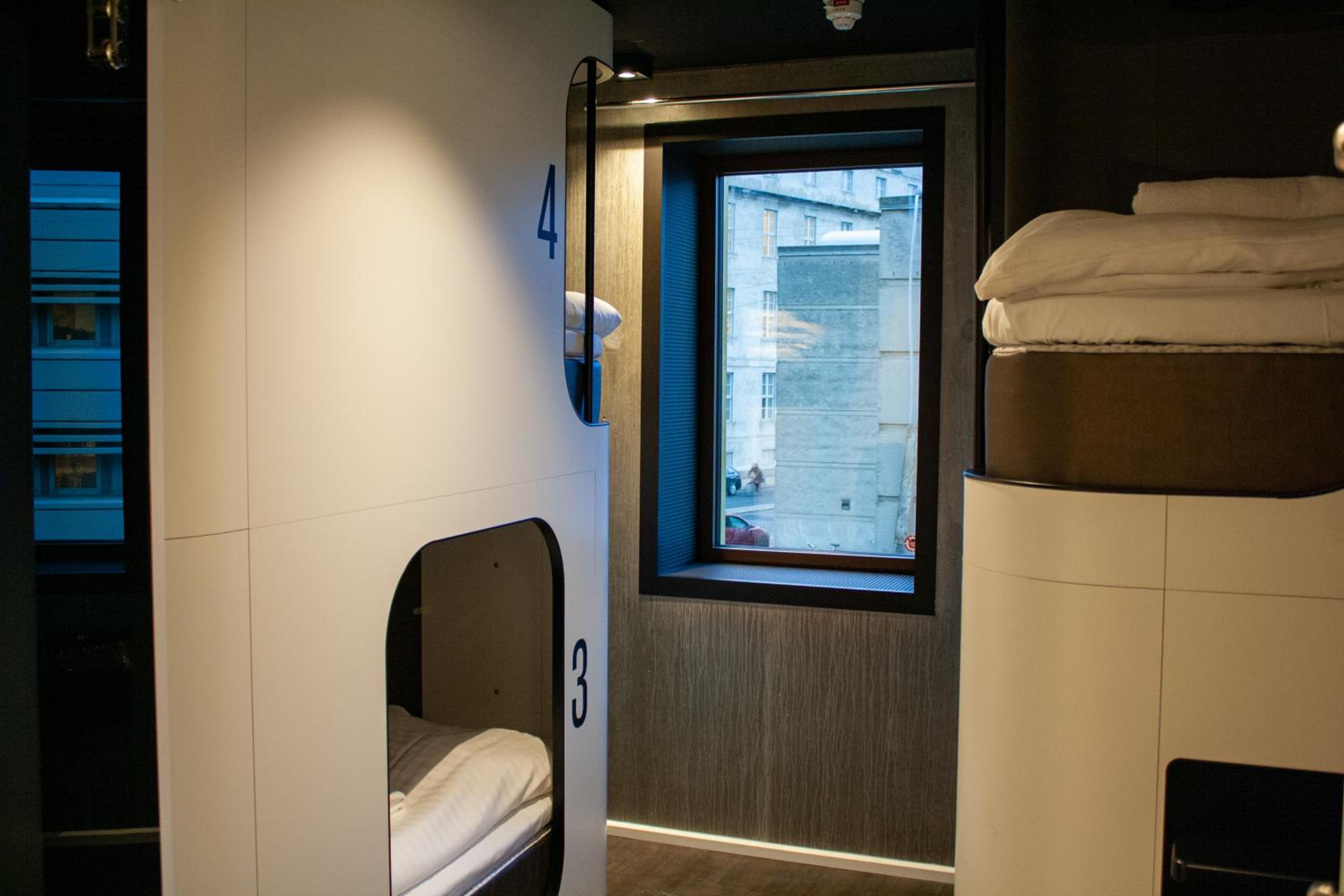 6 Bed Private Room with Private Bathroom photo 3