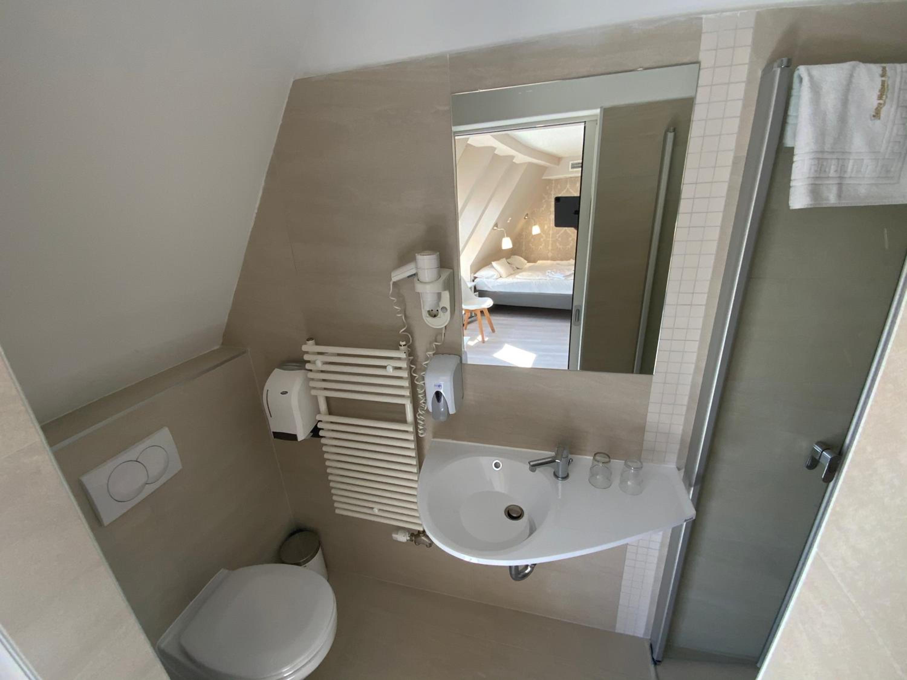 Standard Double Room - Photo 13