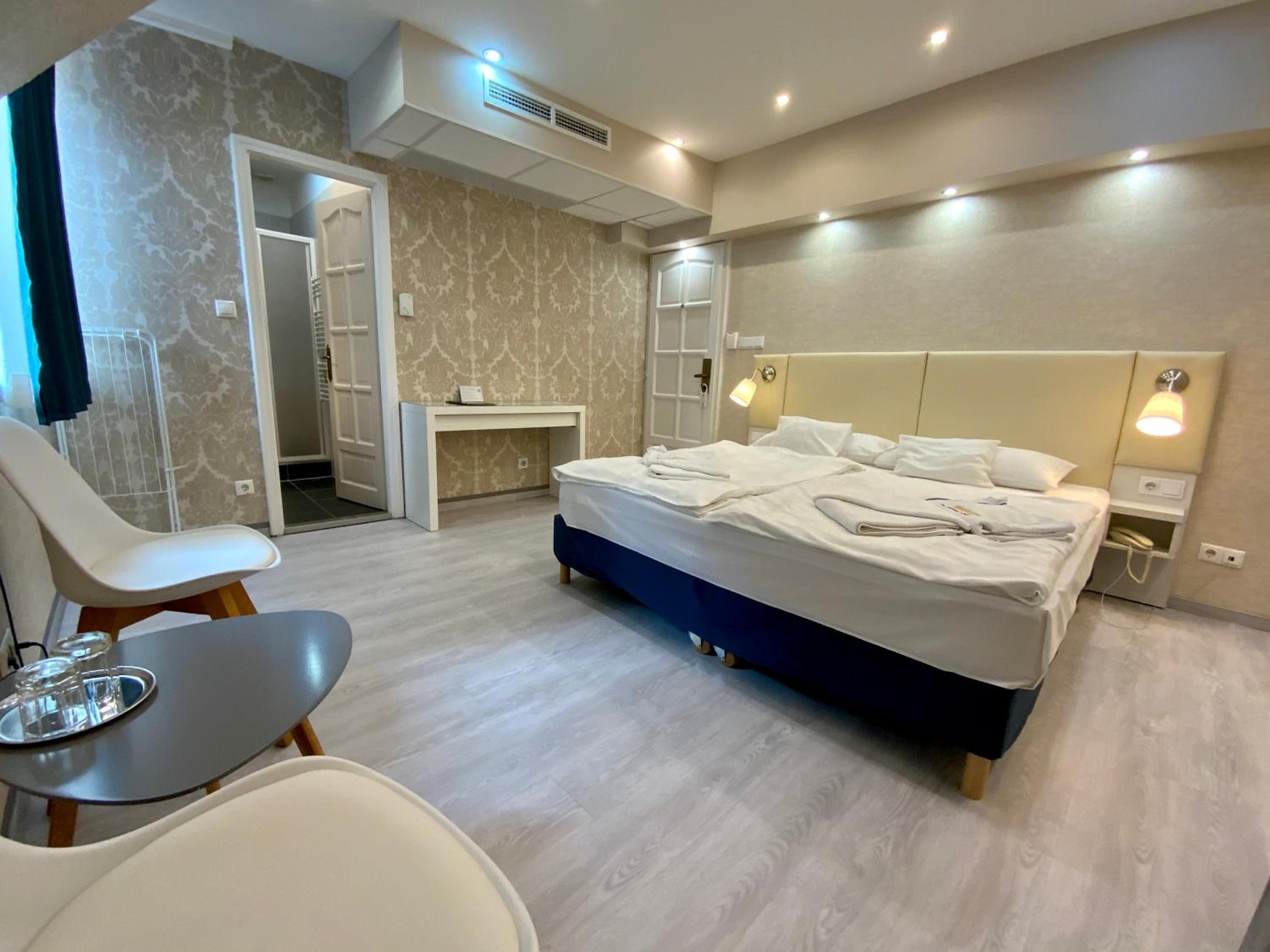 Standard Double Room - Photo 12