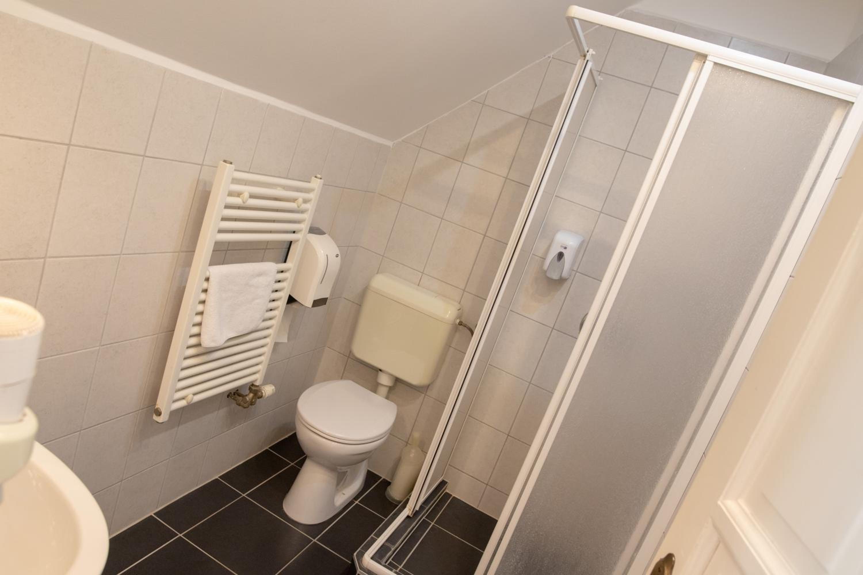 Standard Double Room - Photo 11