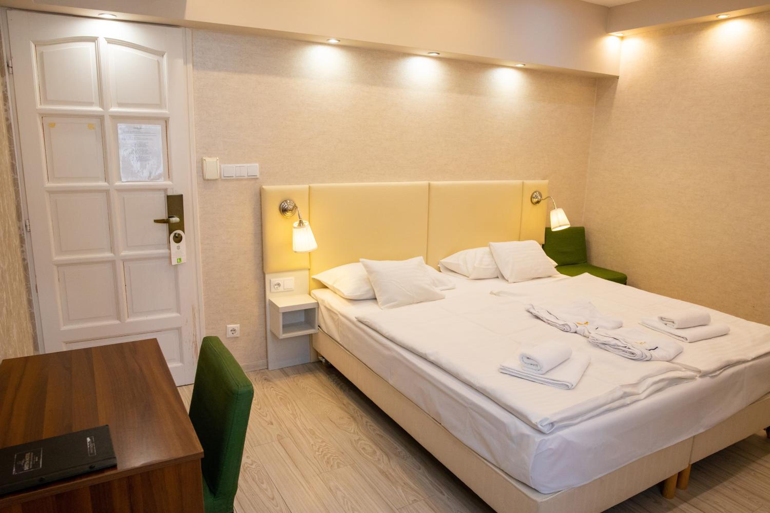 Standard Double Room - Photo 9