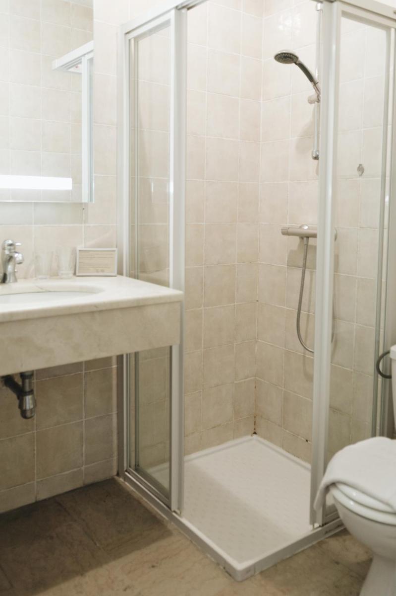 Apartment with Shower - Photo 13