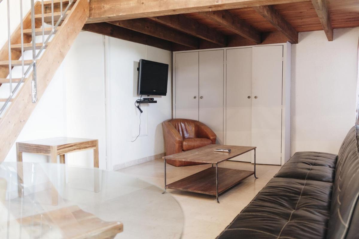 Apartment with Shower - Photo 4