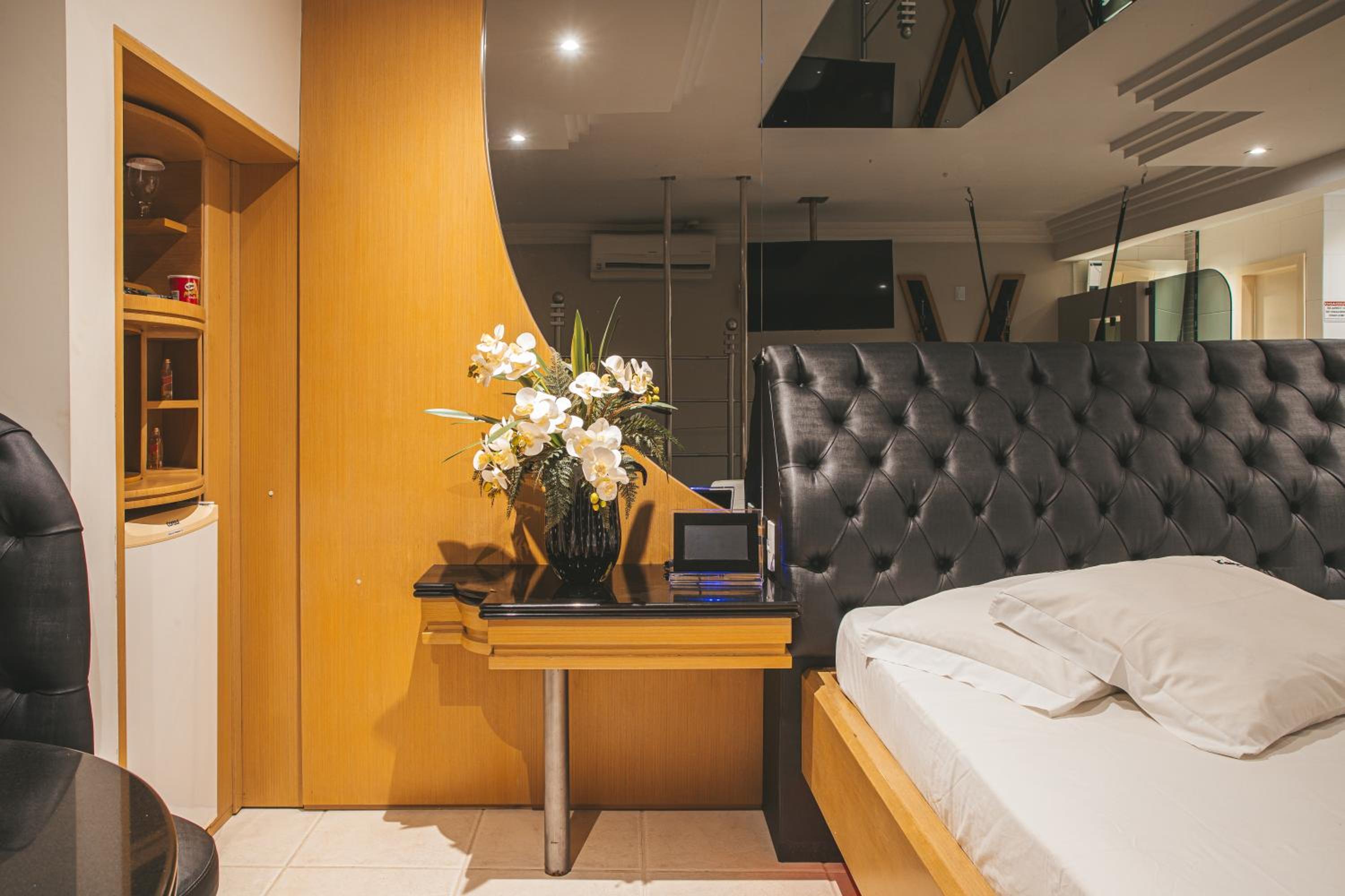 Queen Suite With Spa Bath photo 1