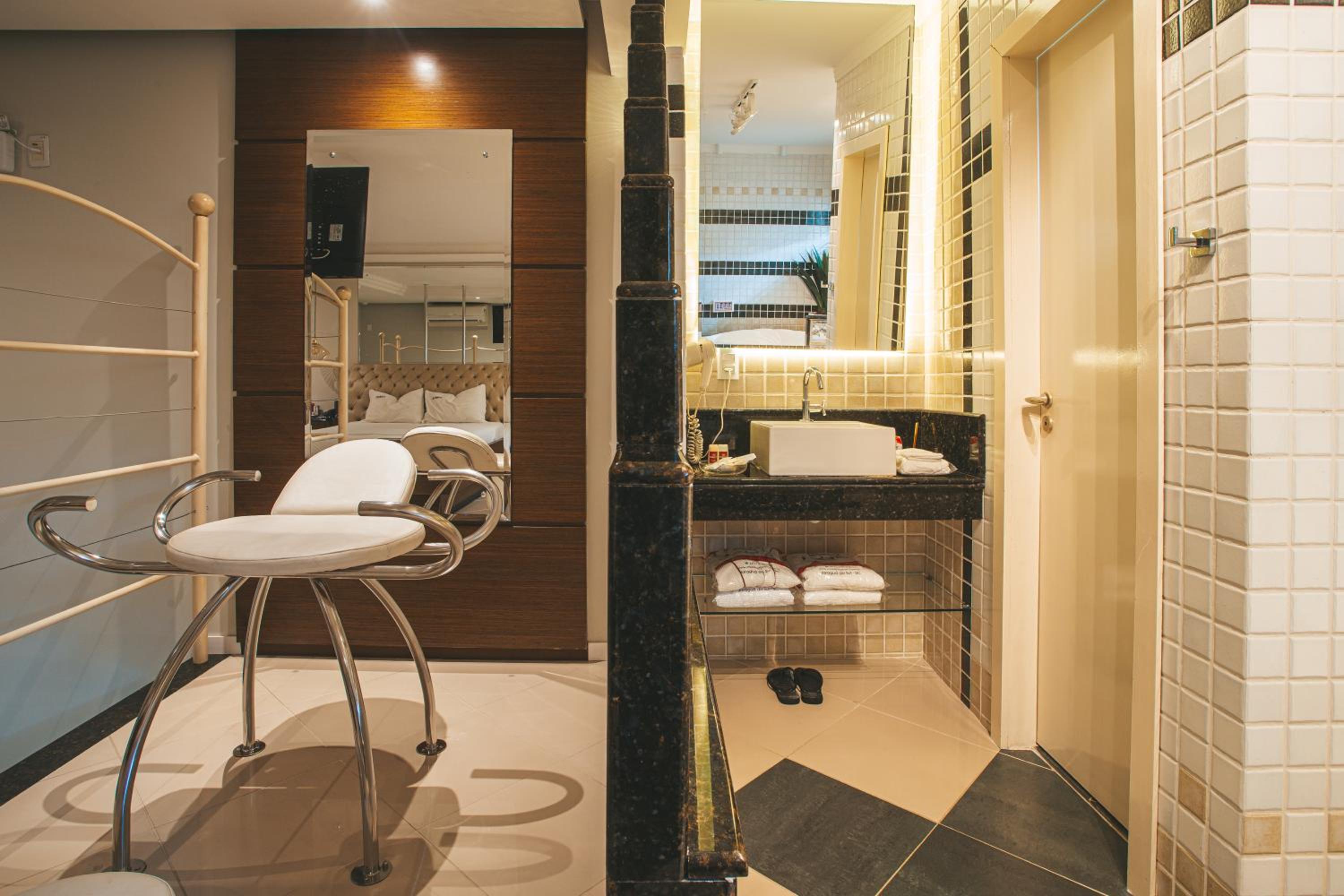 Queen Suite With Spa Bath photo 2