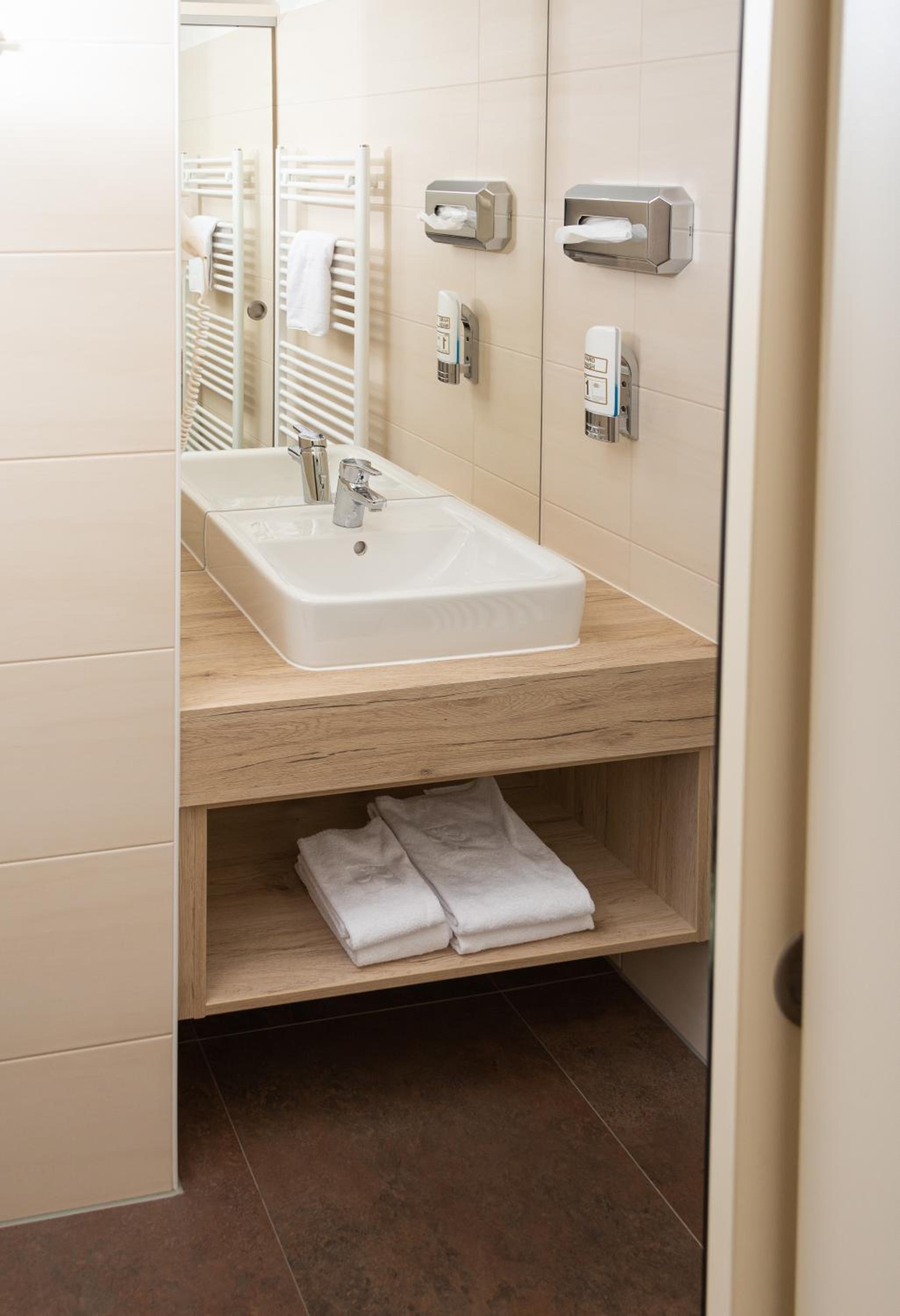 Deluxe Double or Twin Room with Balcony - Photo 11