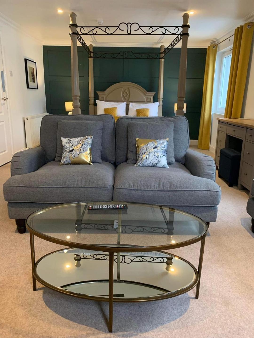 Suite With Four Poster Bed