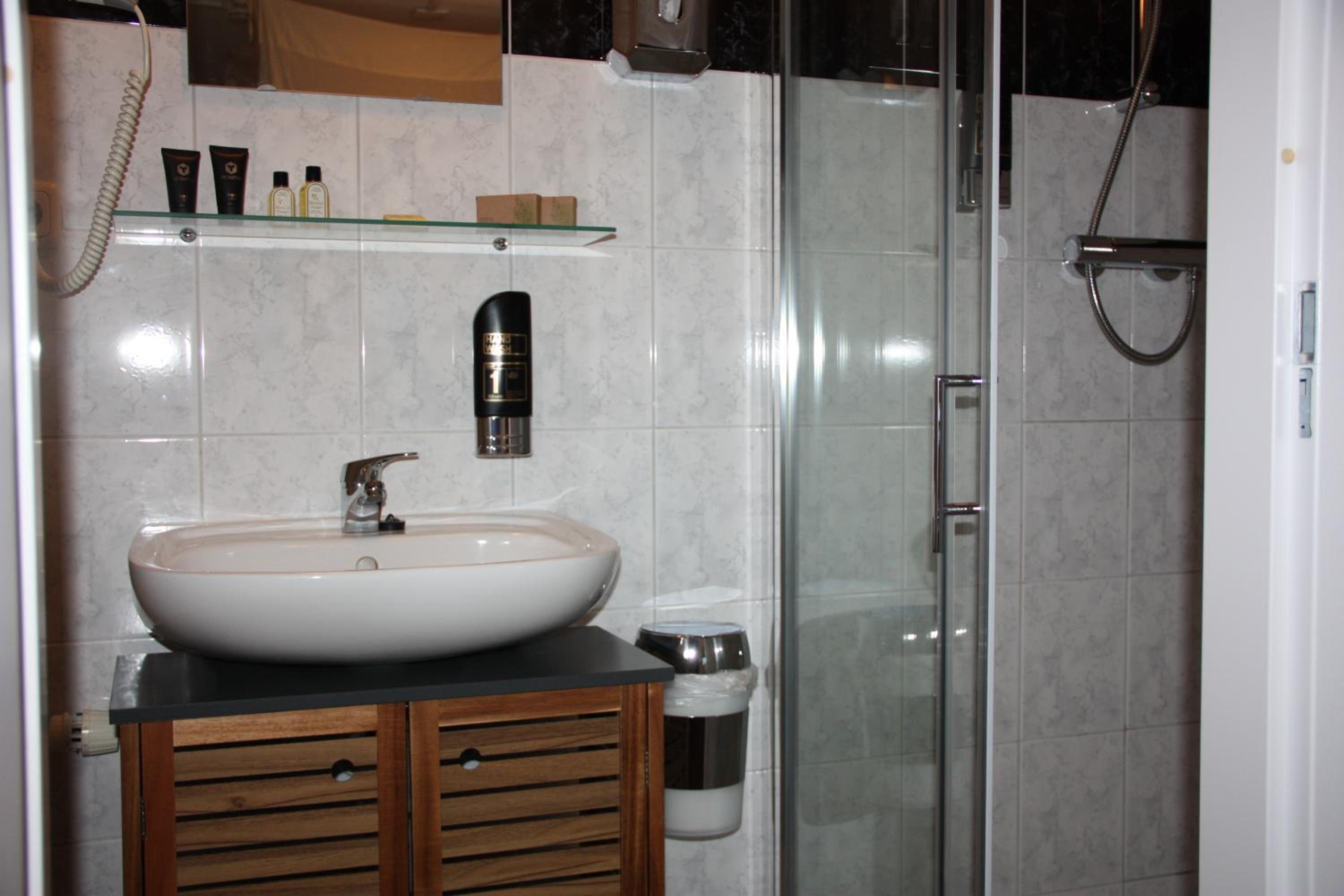 Standard Double Room - Photo 3