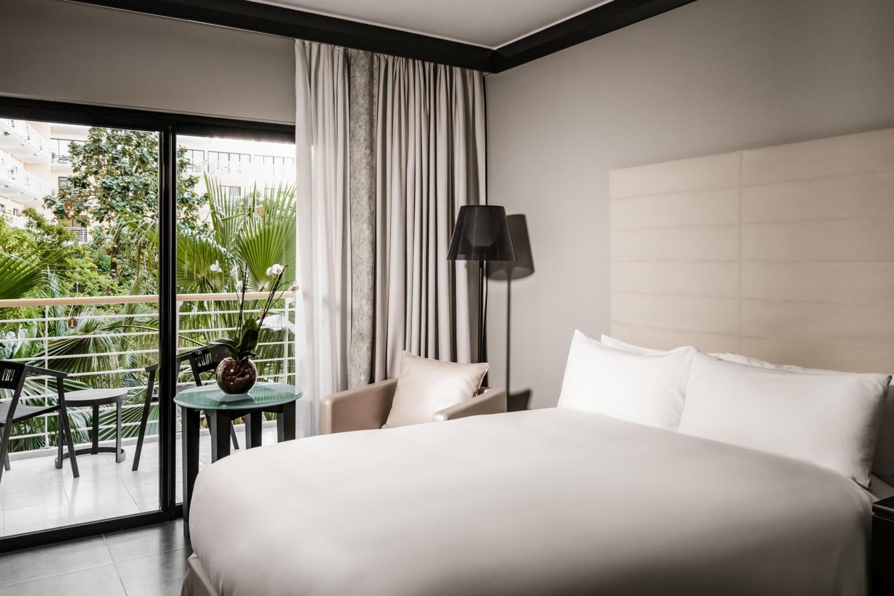 Klassisches Zimmer mit Kingsize-Bett und Gartenblick