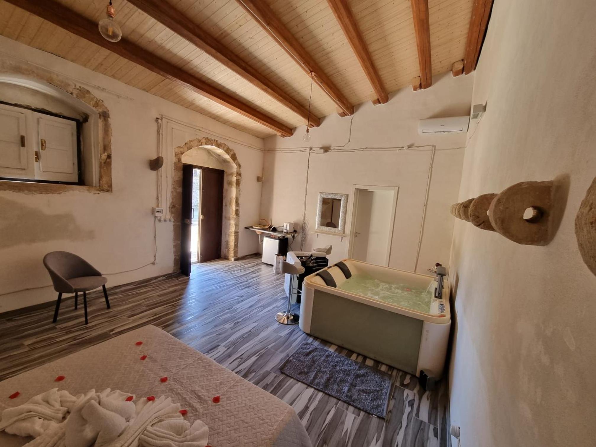 Deluxe Suite with Spa Bath photo 1