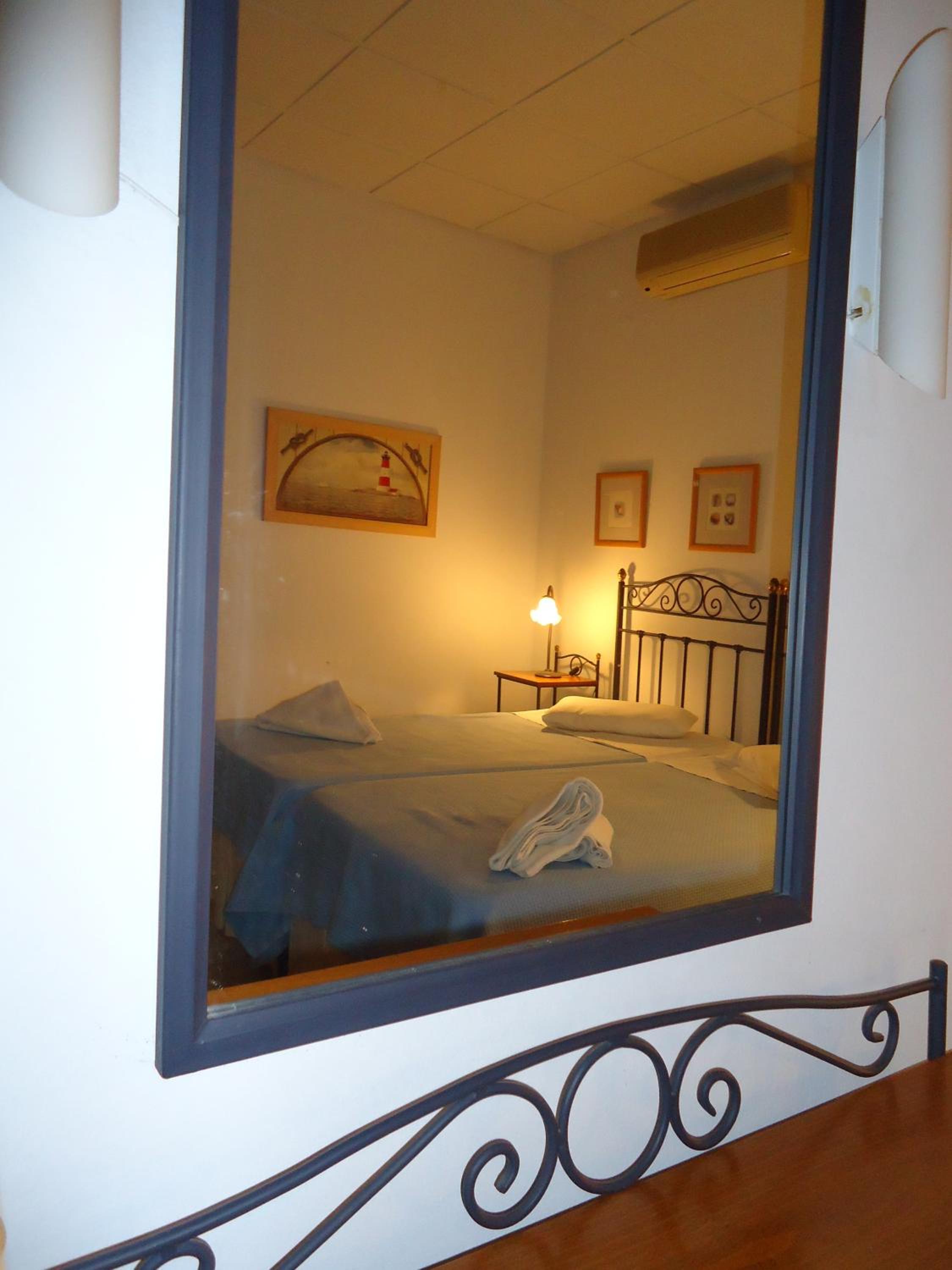 Economy Twin Room with Shared Terrace photo 2
