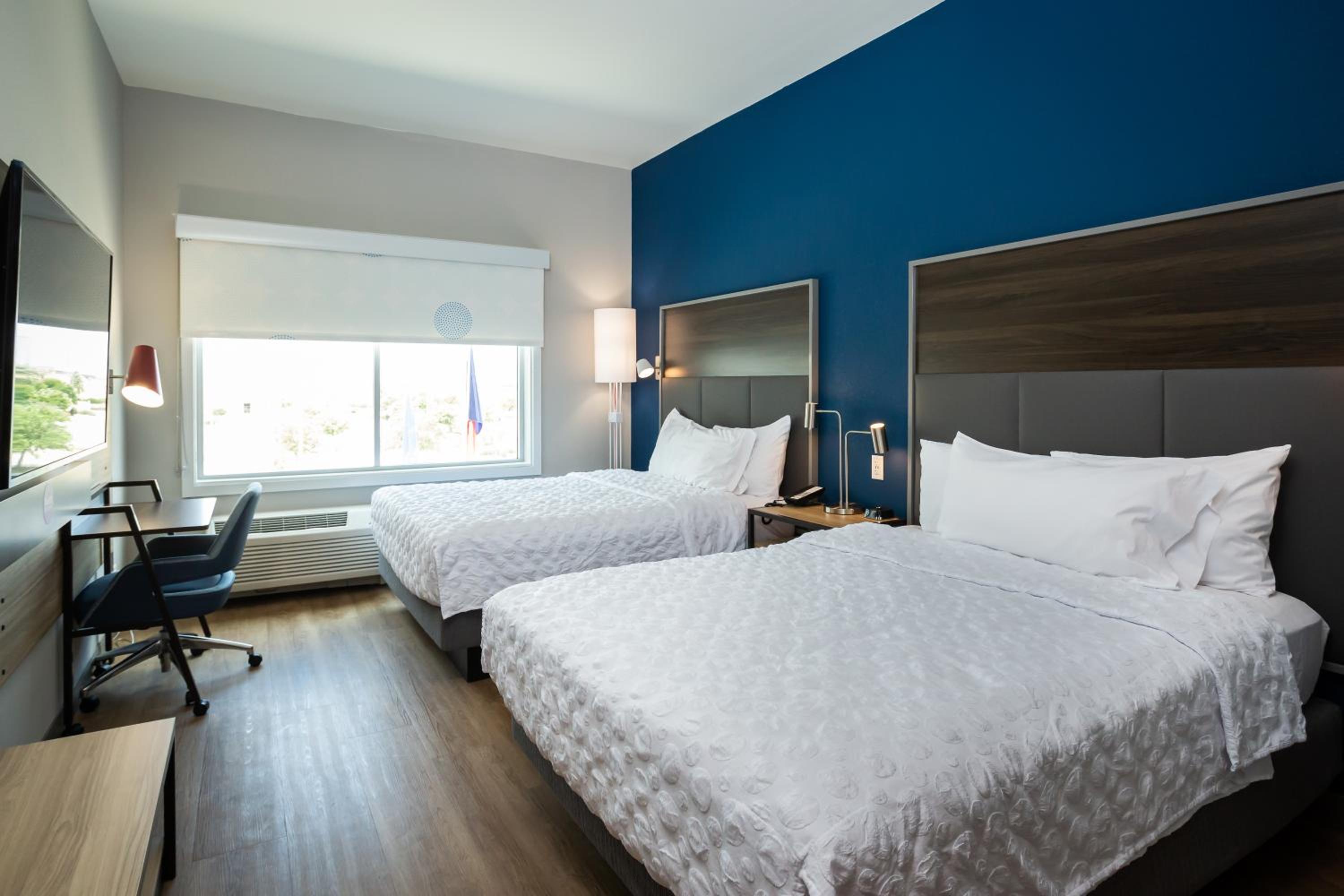 Queen Room with Two Queen Beds - Photo 3