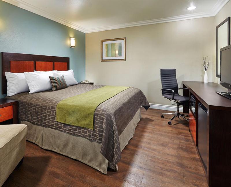 King Room - Non-Smoking - Photo 2