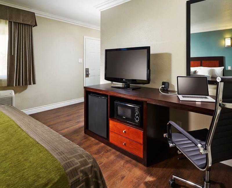 King Room - Non-Smoking - Photo 4