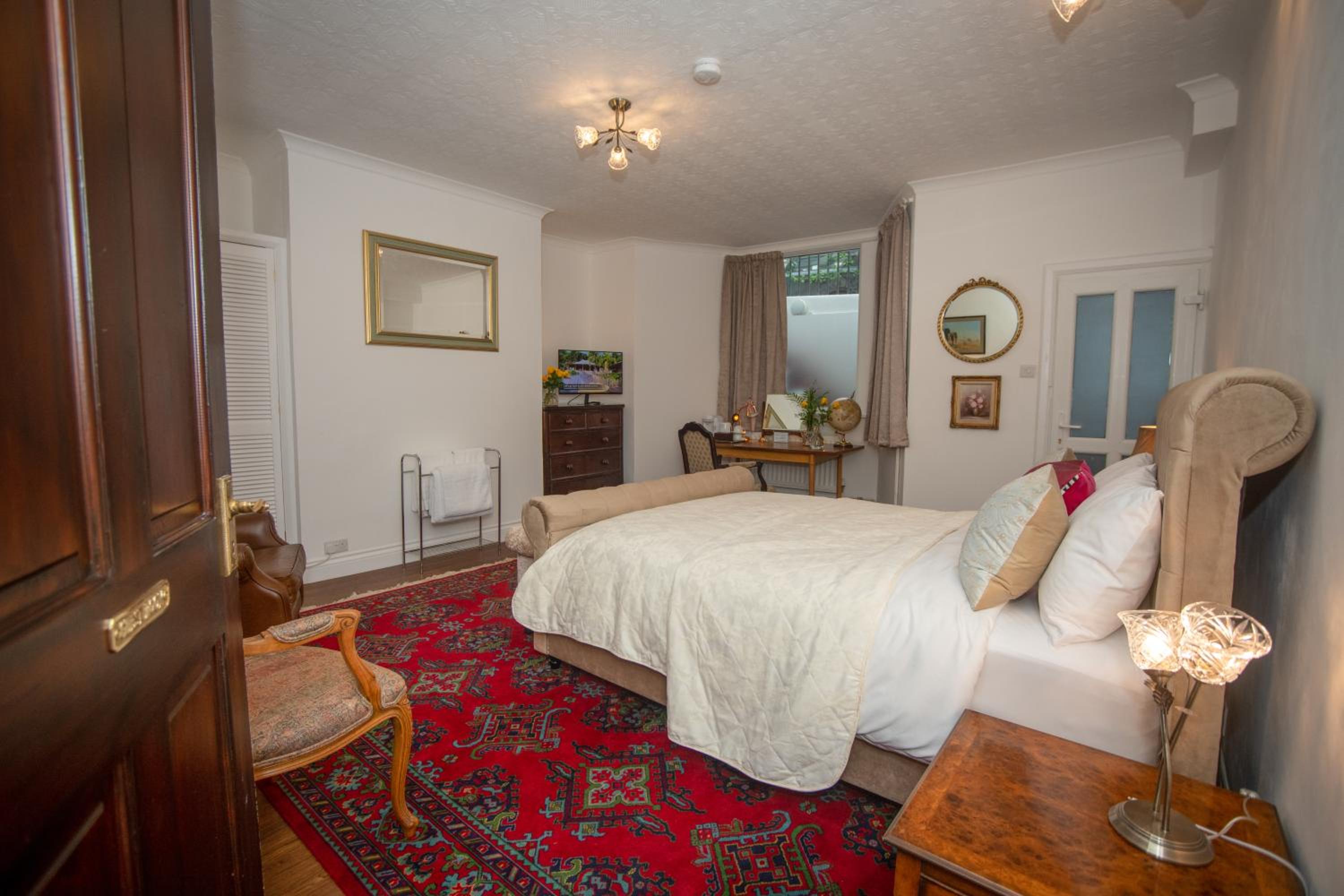 Double Room with Private Bathroom - Photo 14