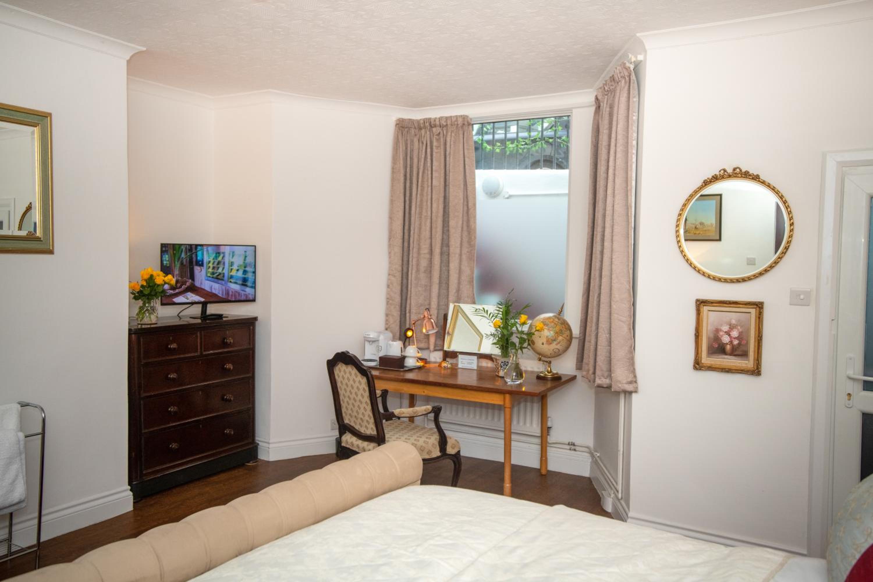 Double Room with Private Bathroom - Photo 13
