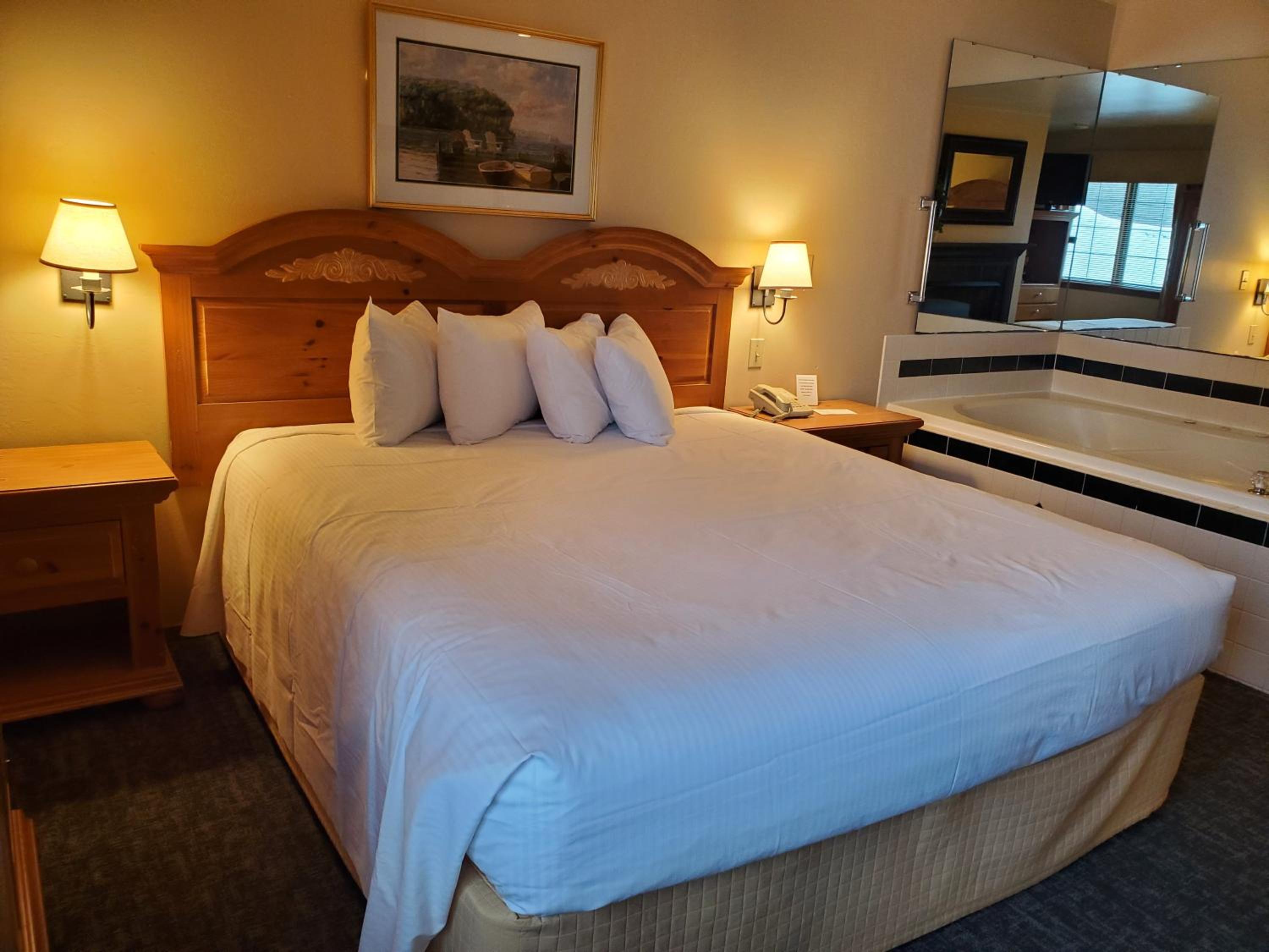 King Suite with Spa Bath and double sided fireplace photo 1