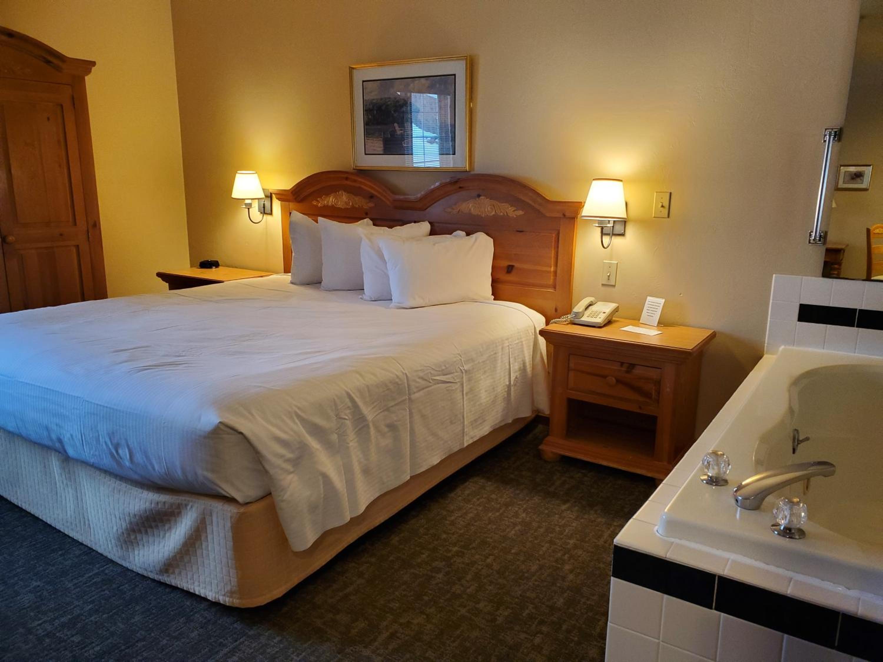 King Suite with Spa Bath and double sided fireplace photo 3
