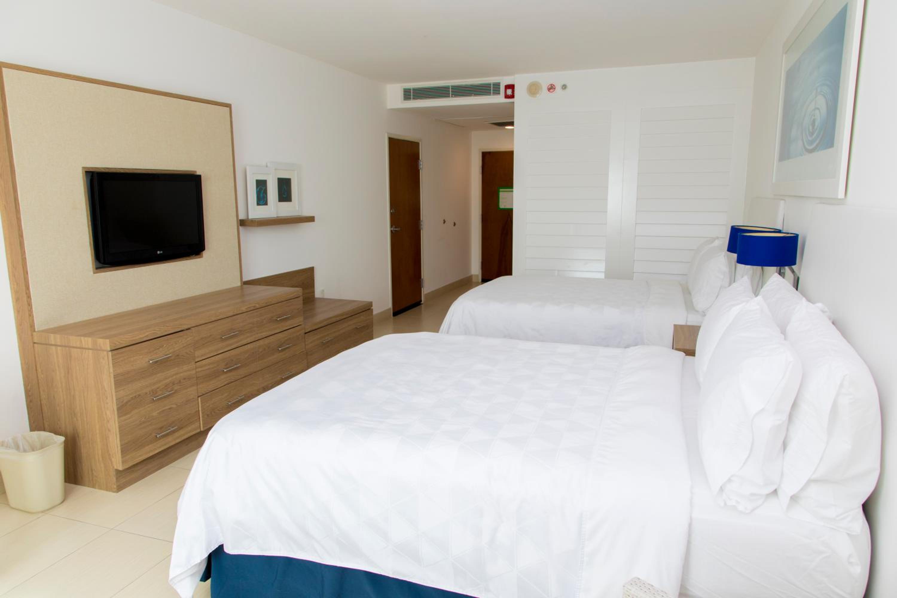 Standard Queen Room with Two Queen Beds - Pet Friendly - Photo 3