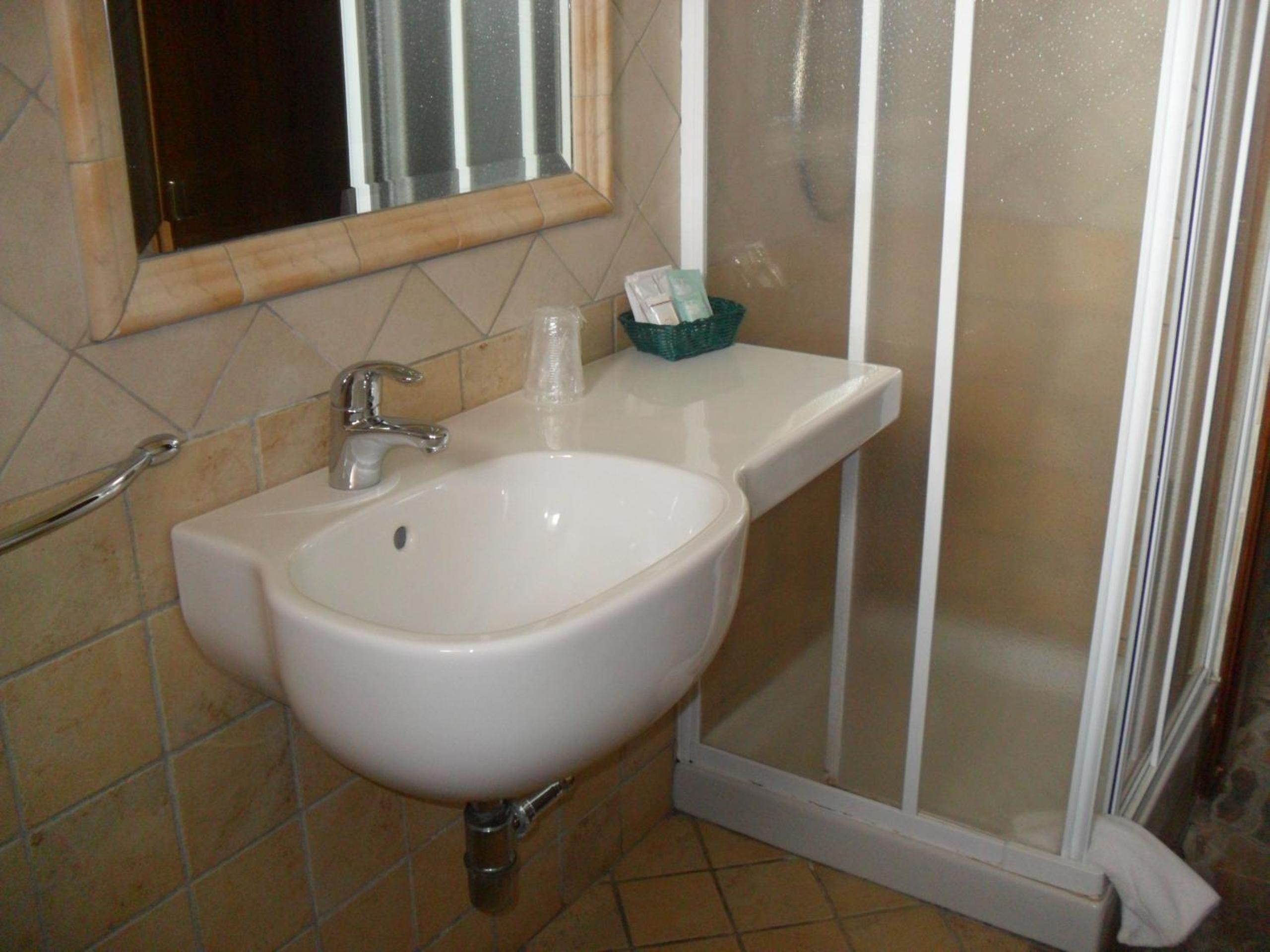 Double Room with Balcony and Sea View - Photo 8
