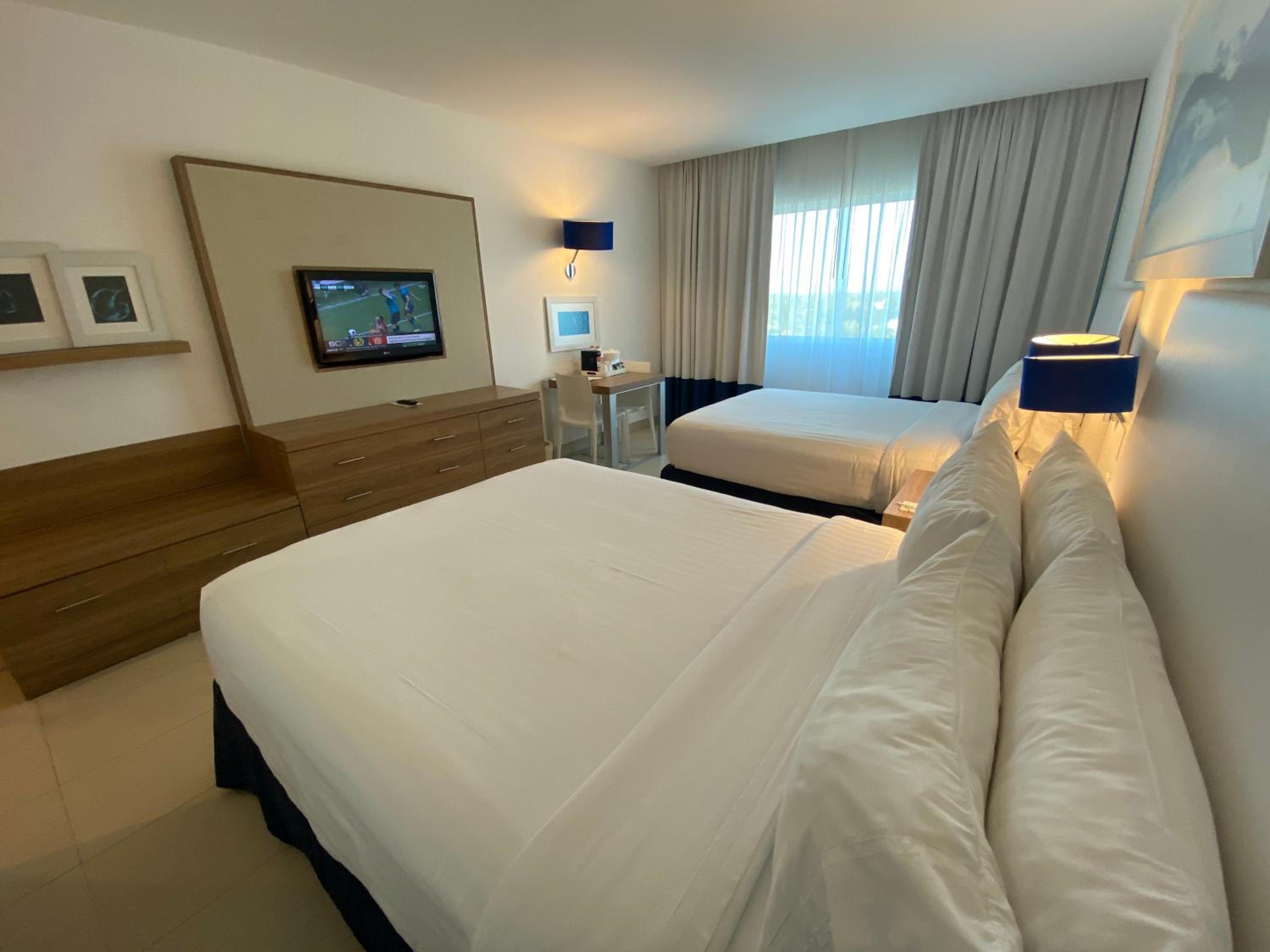 Standard Queen Room with Two Queen Beds - Pet Friendly - Photo 4