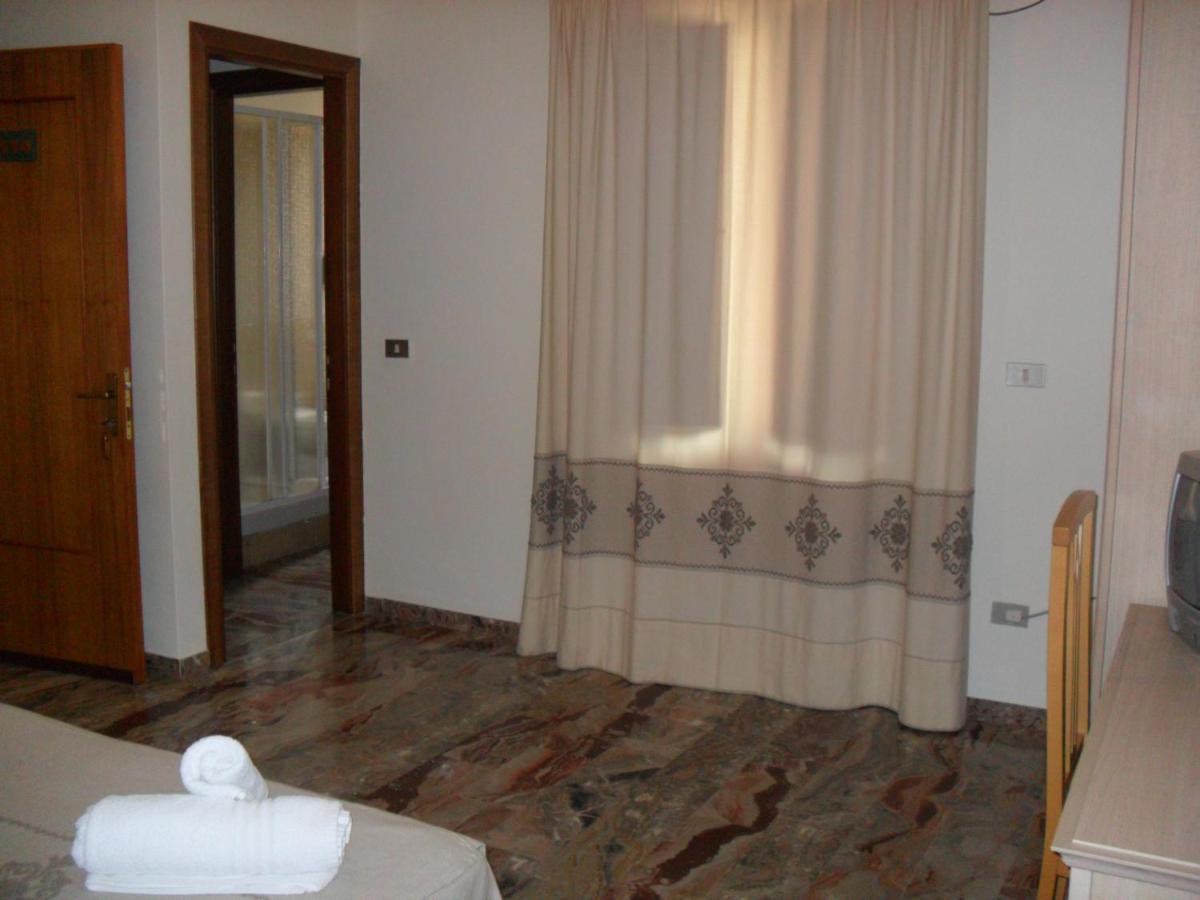 Double or Twin Room with Mountain View - Photo 3
