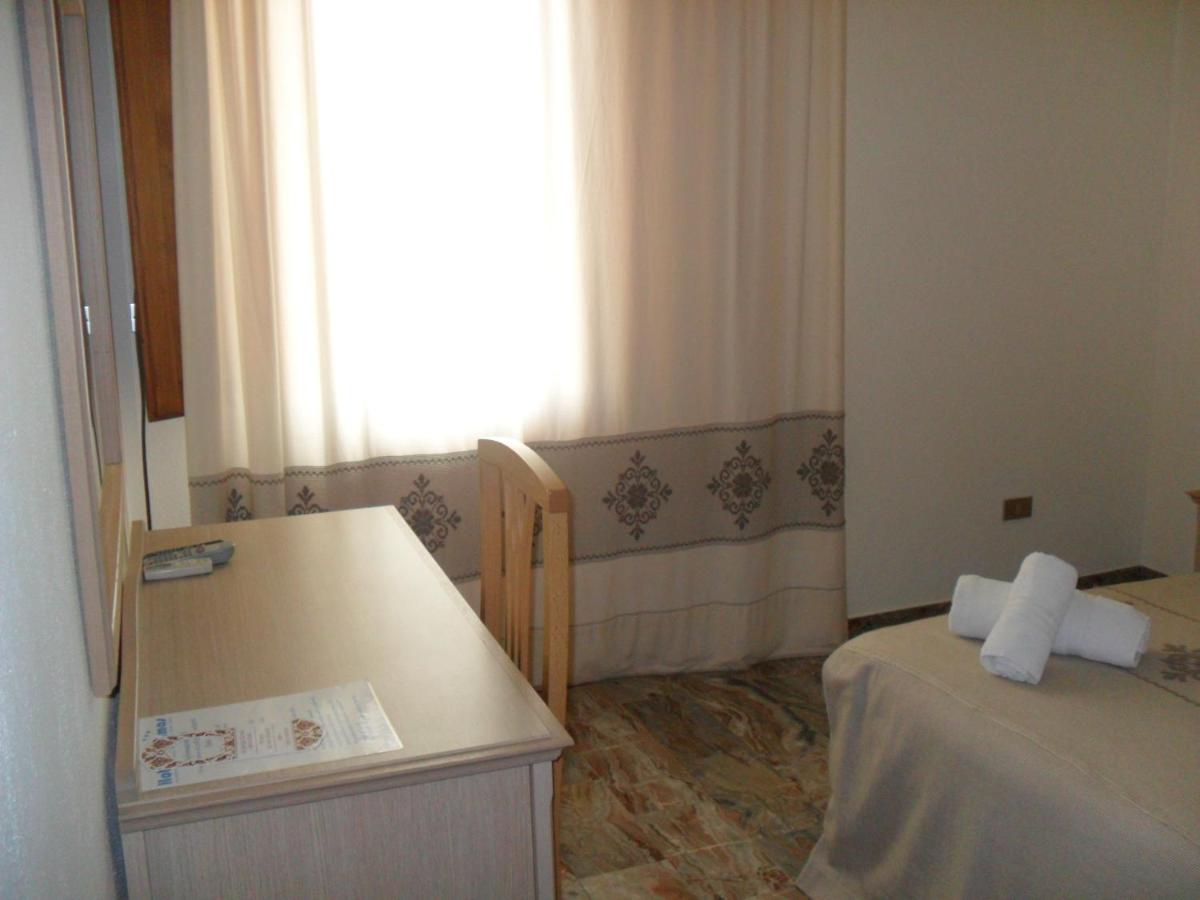 Double Room with Balcony and Sea View - Photo 4