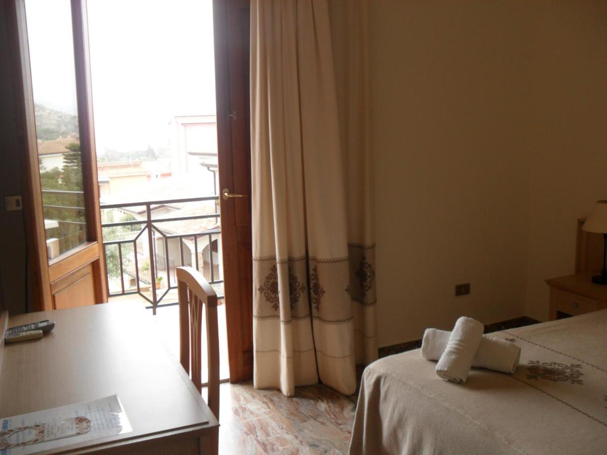 Double Room with Balcony and Sea View - Photo 5