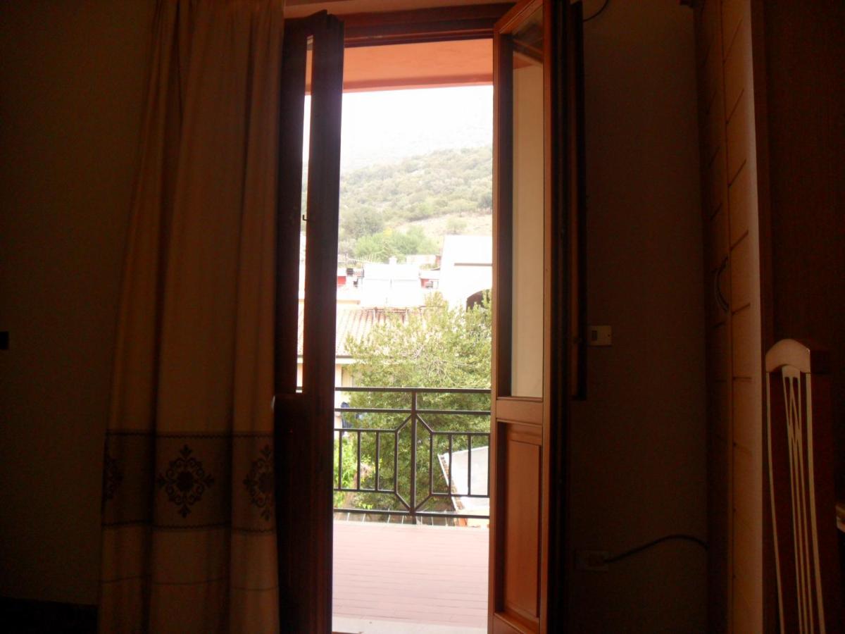 Double or Twin Room with Mountain View - Photo 8