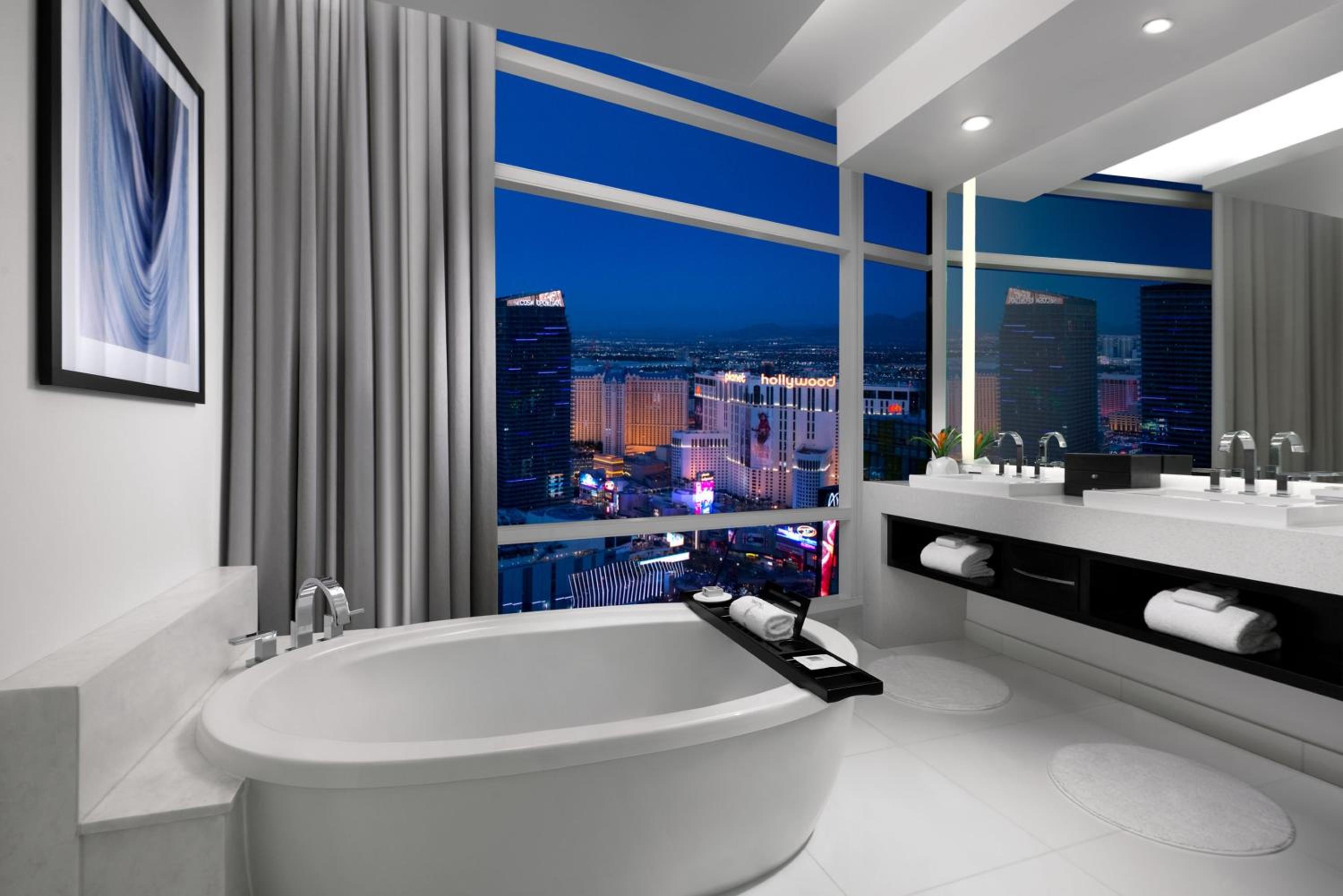 Sky Suites One Bedroom Penthouse – Strip View - Photo 2