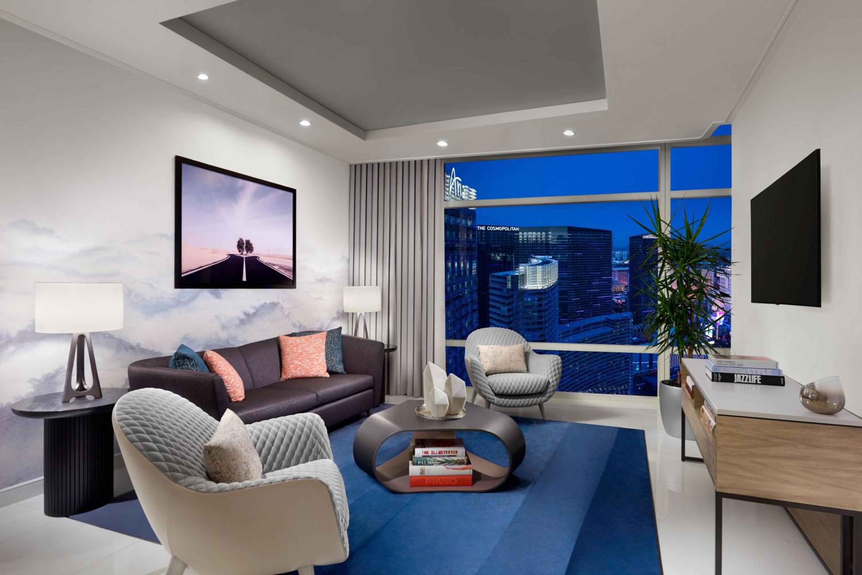 Sky Suites One Bedroom Penthouse – Strip View - Photo 4