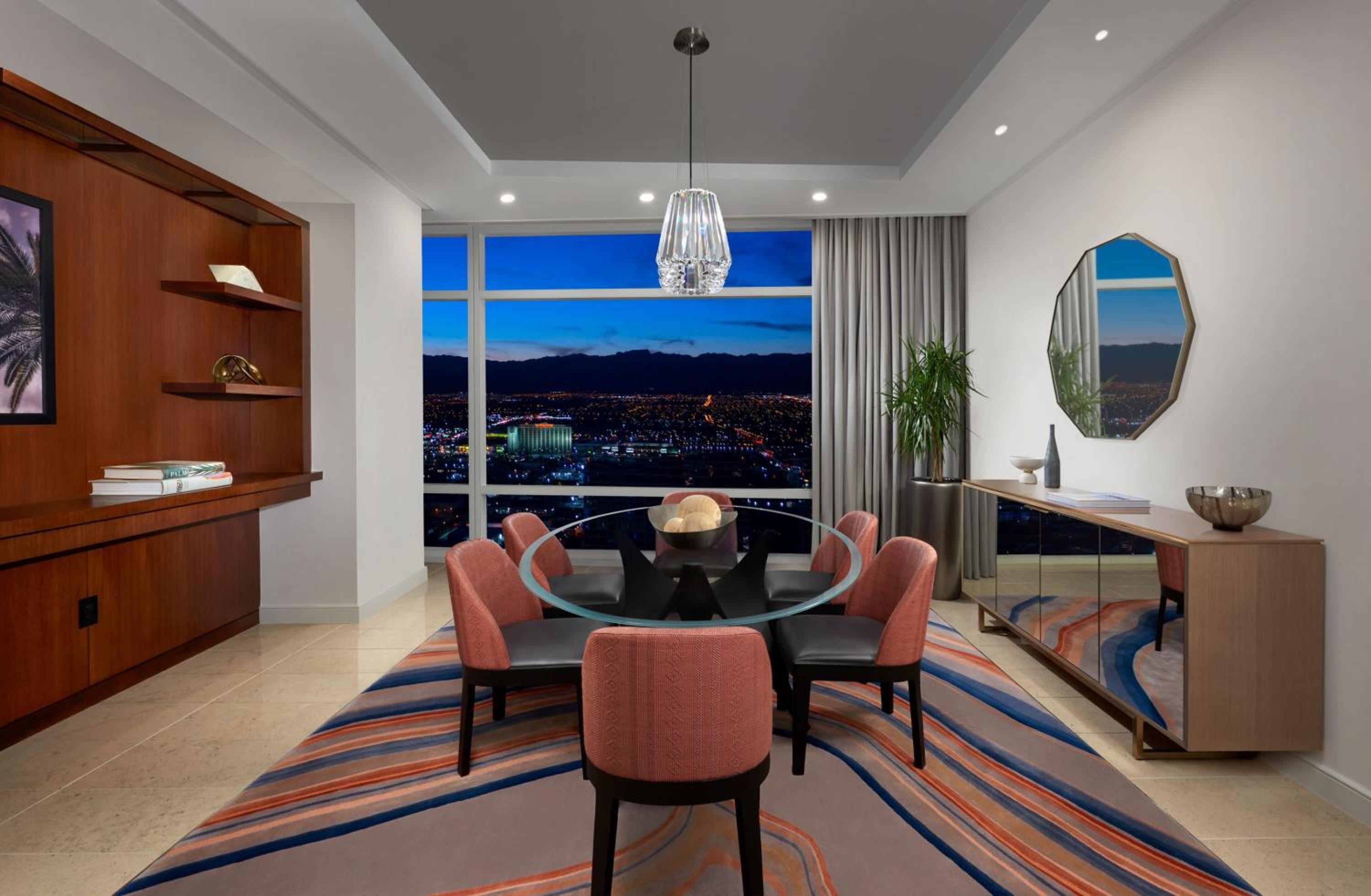 Sky Suites One Bedroom Penthouse – Strip View - Photo 3