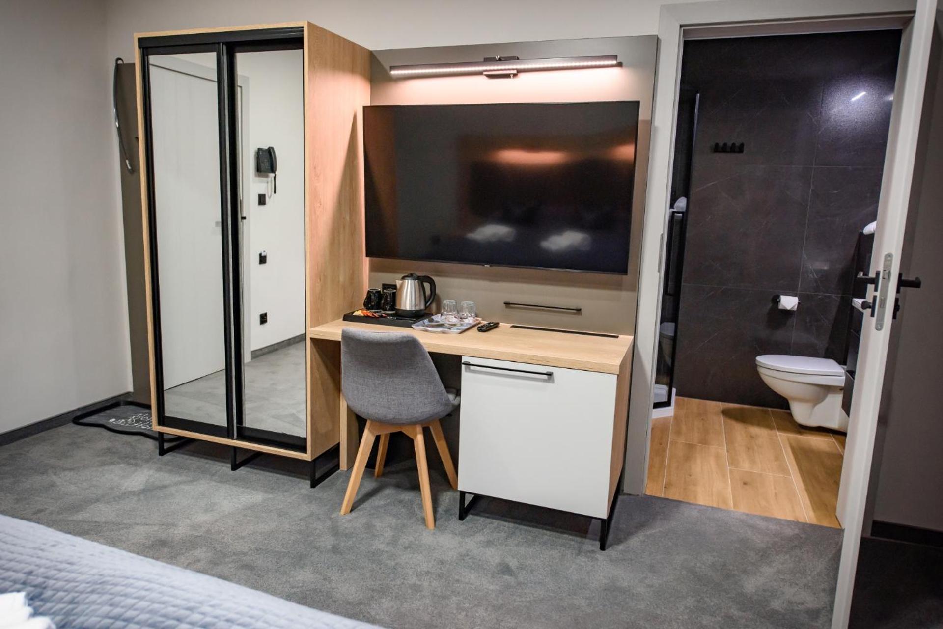 Deluxe Double Room (2 Adults + 1 Child)