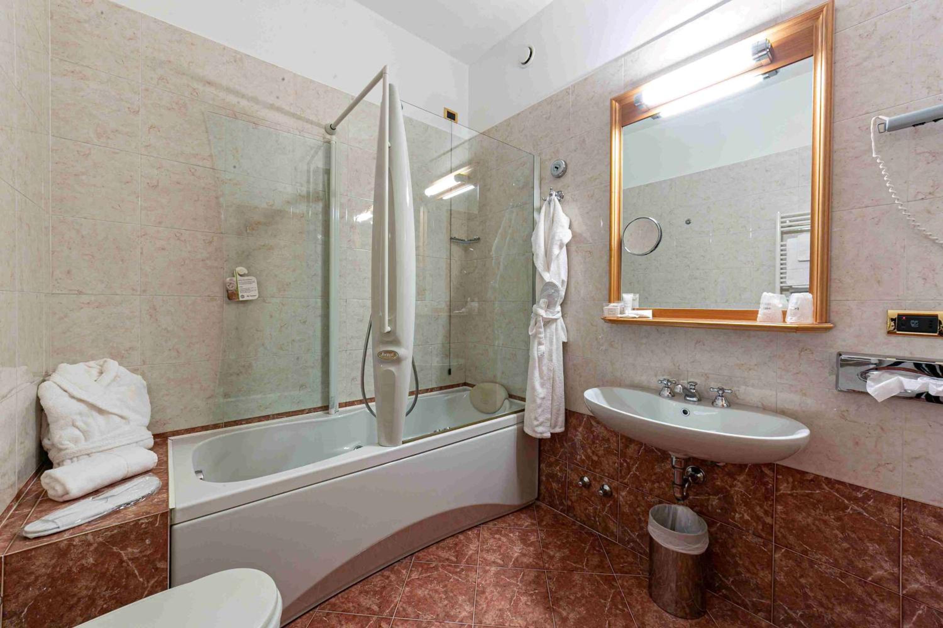 Deluxe Queen Room - Photo 2
