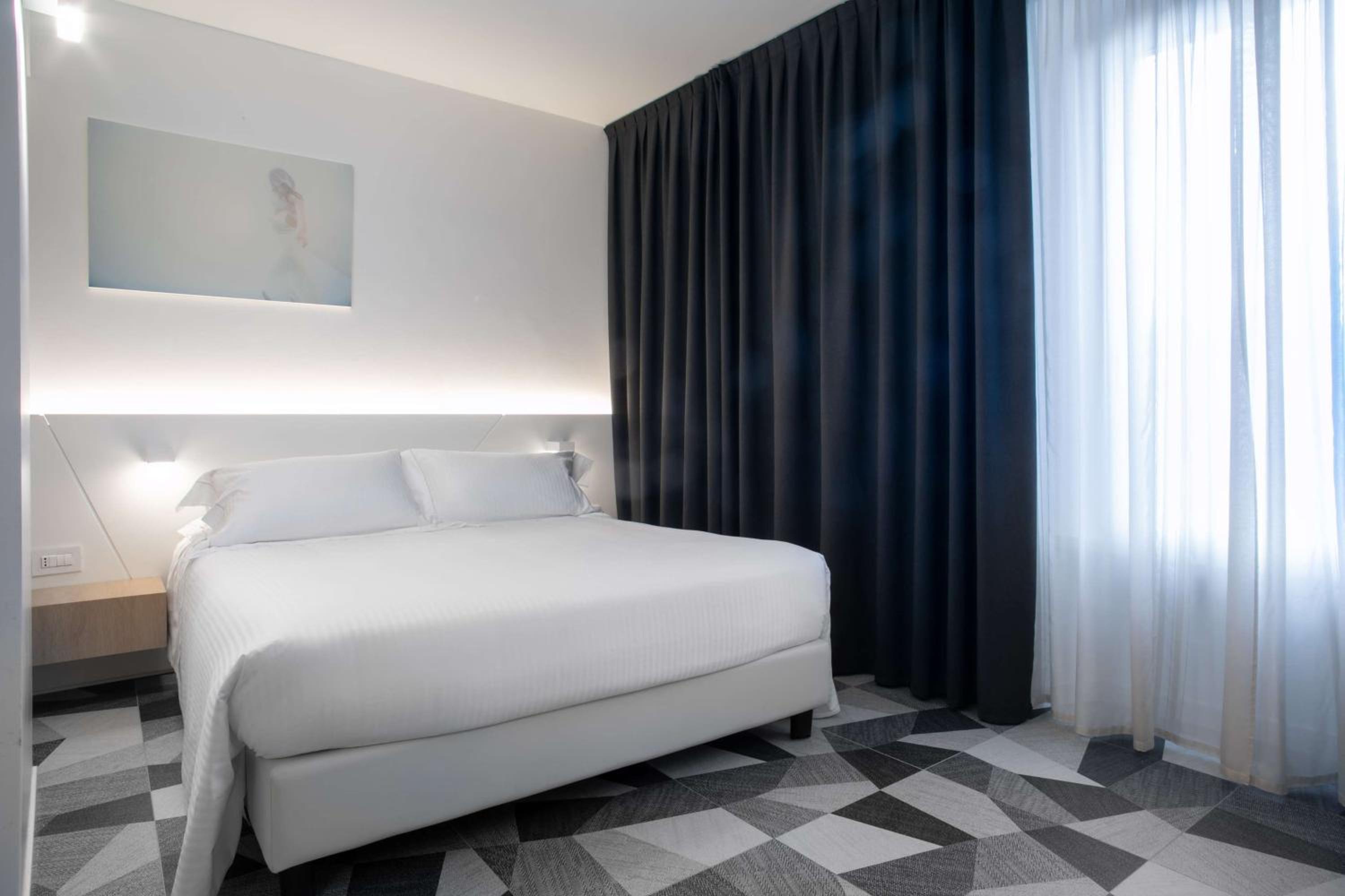 Deluxe Room with One Queen Bed and One Single Bed - Photo 1