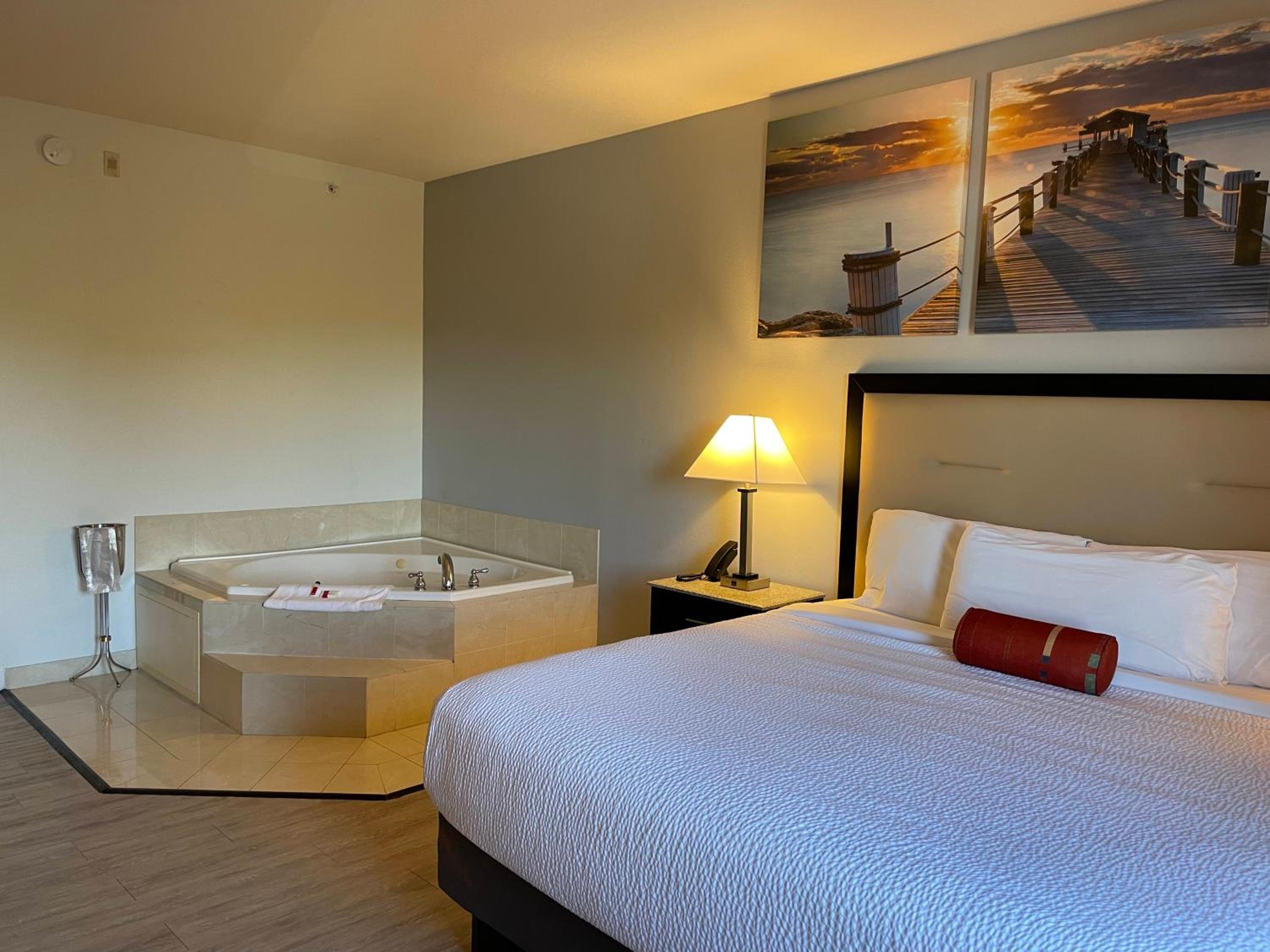 Deluxe King Suite with Jetted Tub - Photo 29