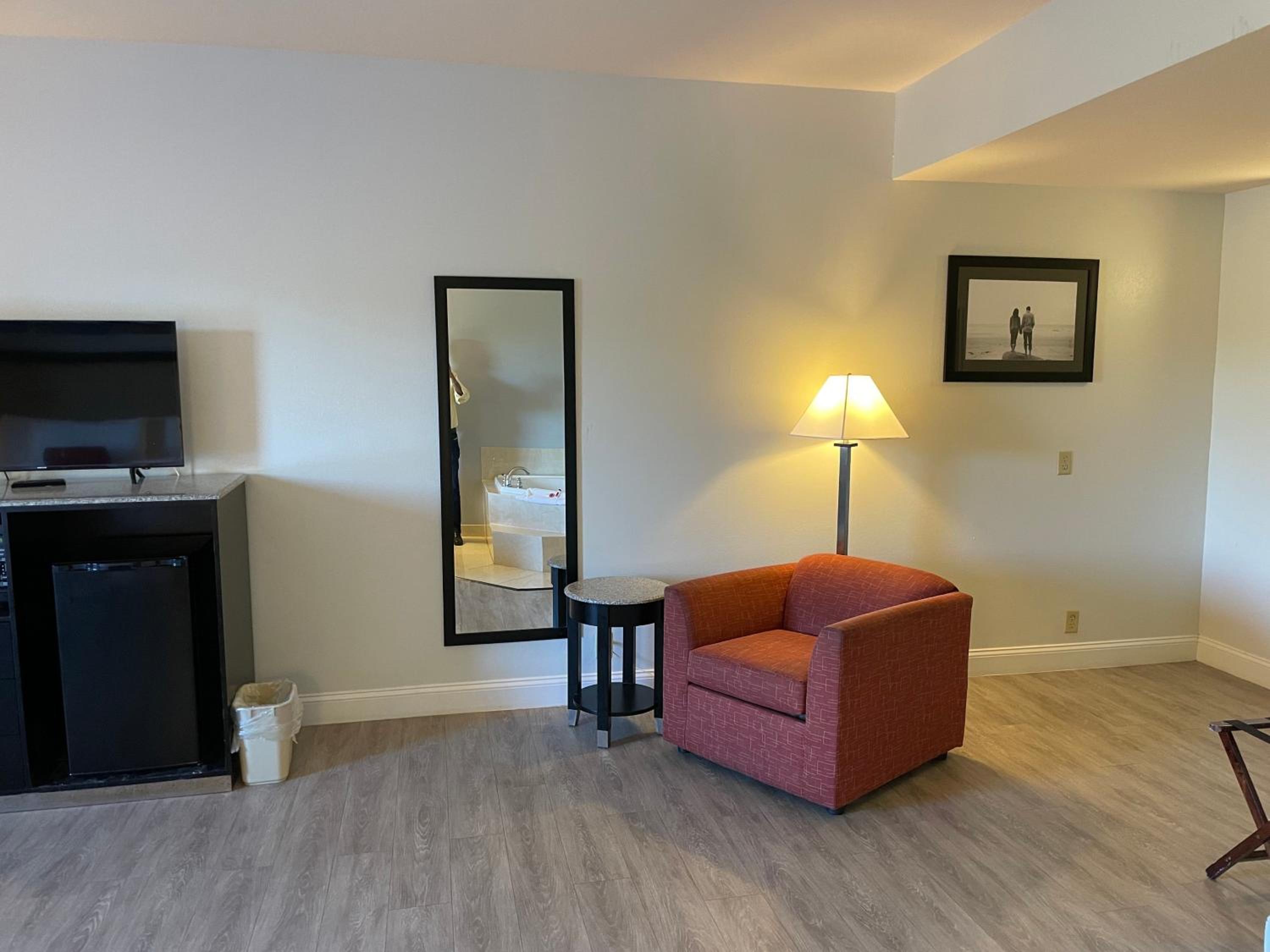Deluxe King Suite with Jetted Tub - Photo 23