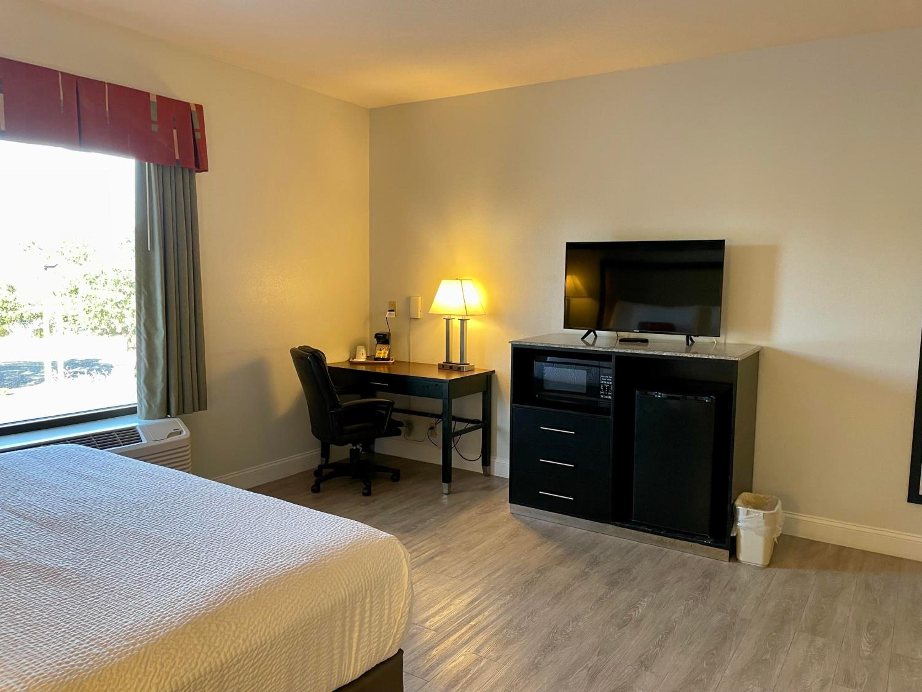 King Suite -  Non-Smoking - Photo 12