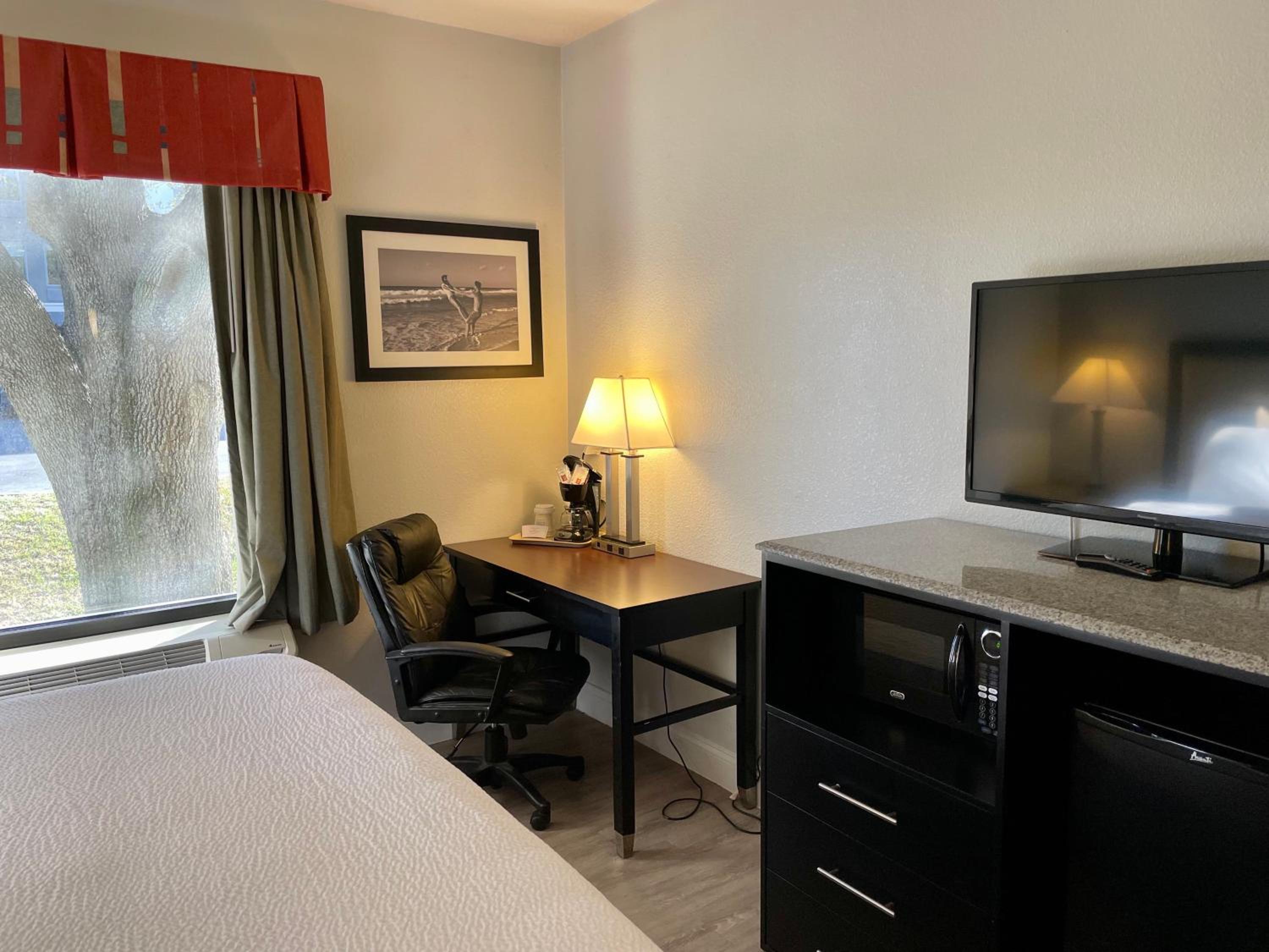Family Room - Photo 18